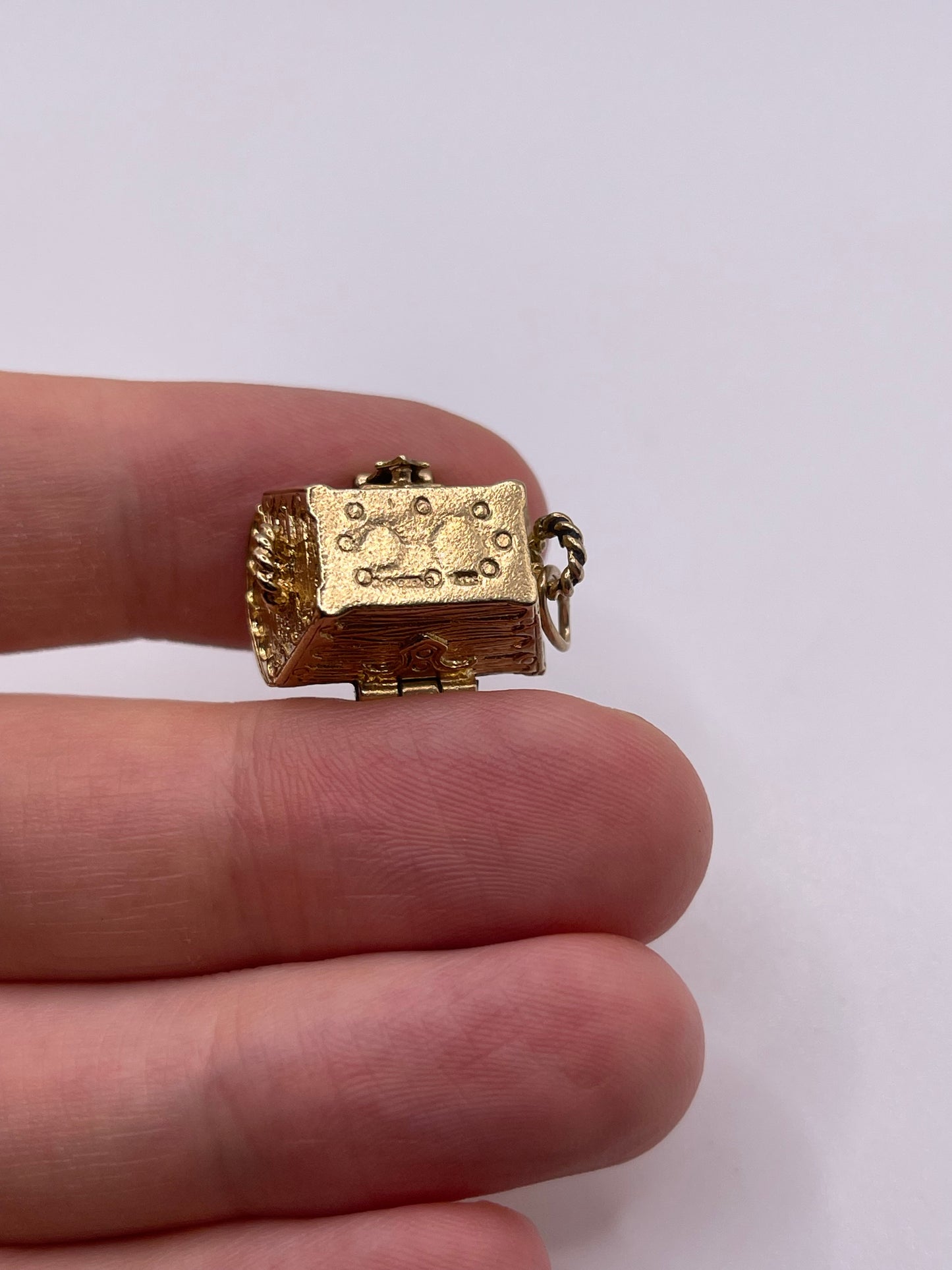 9ct gold treasure chest charm
