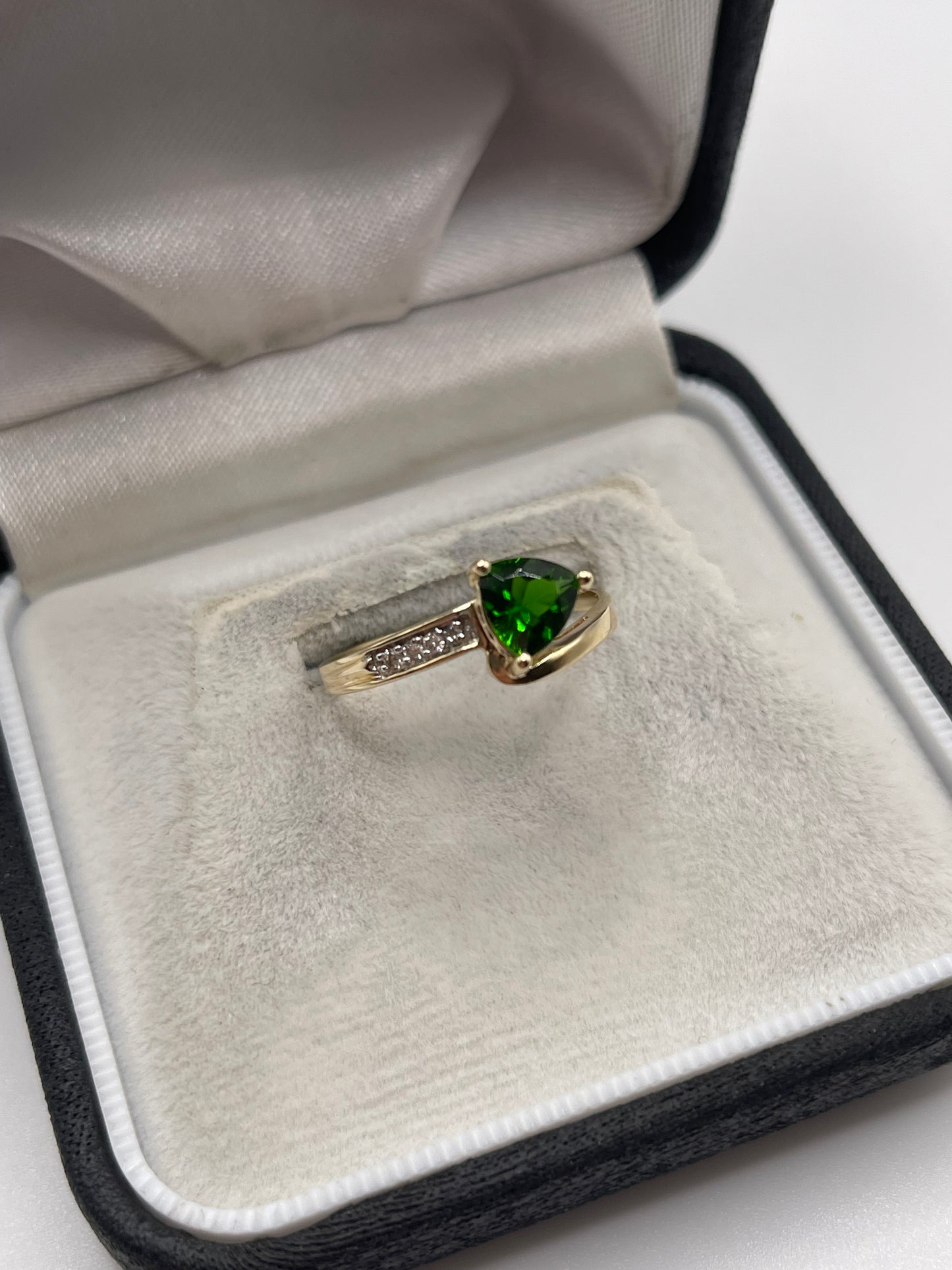 14ct gold diopside and diamond ring