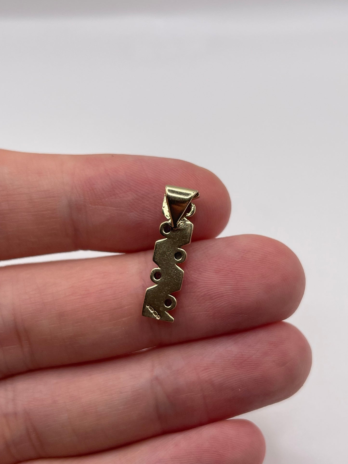 9ct gold sapphire pendant