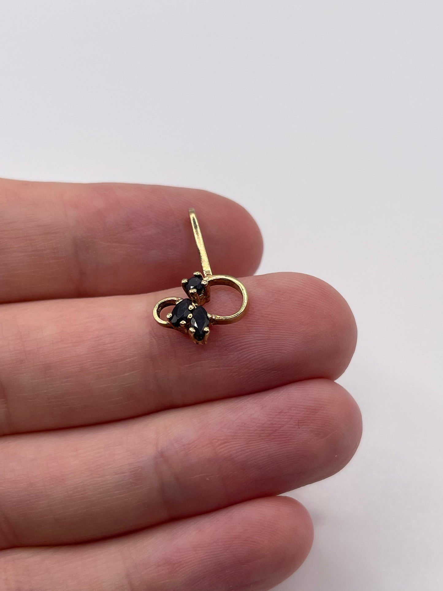 9ct gold sapphire pendant