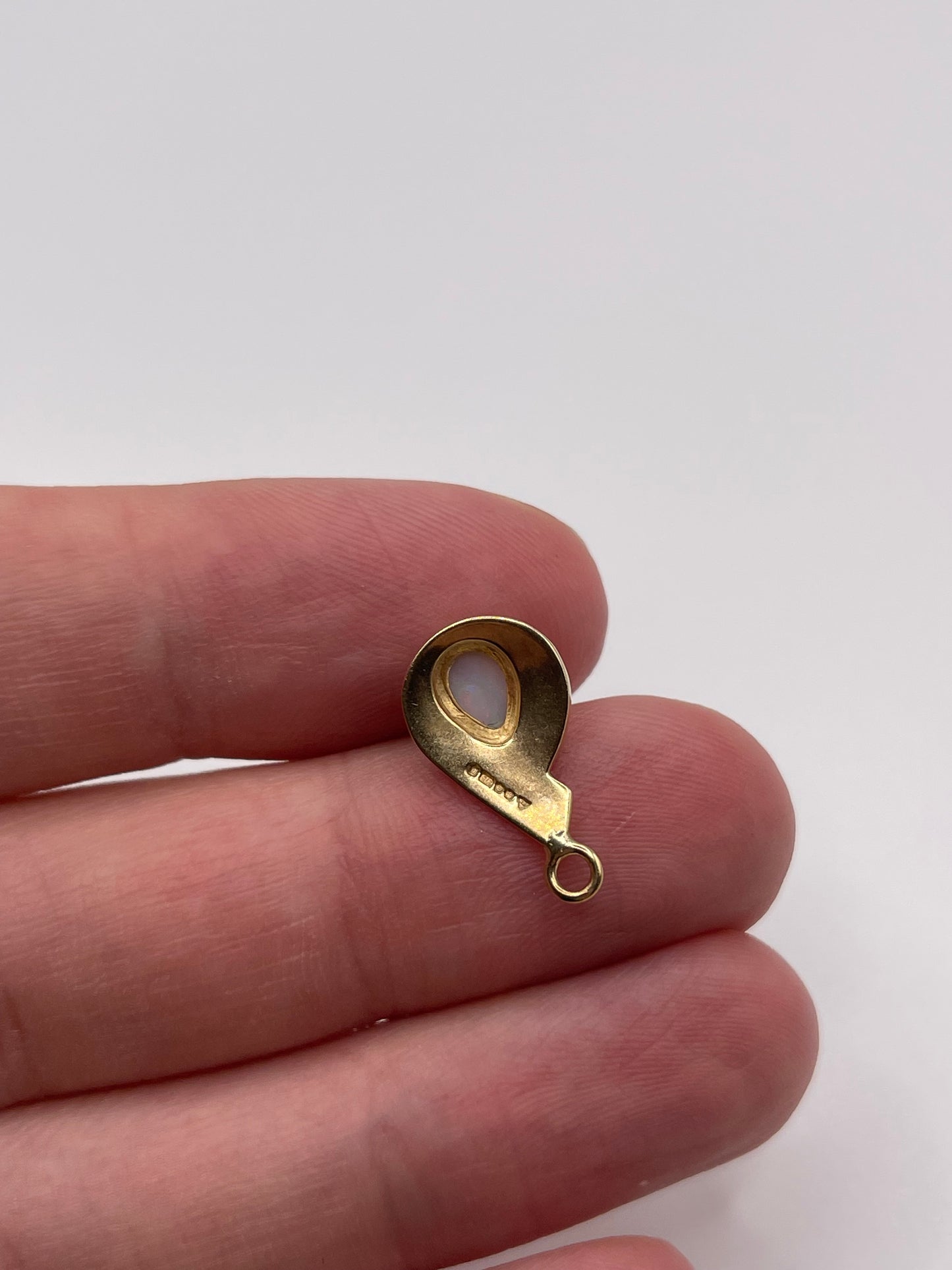 9ct gold opal pendant