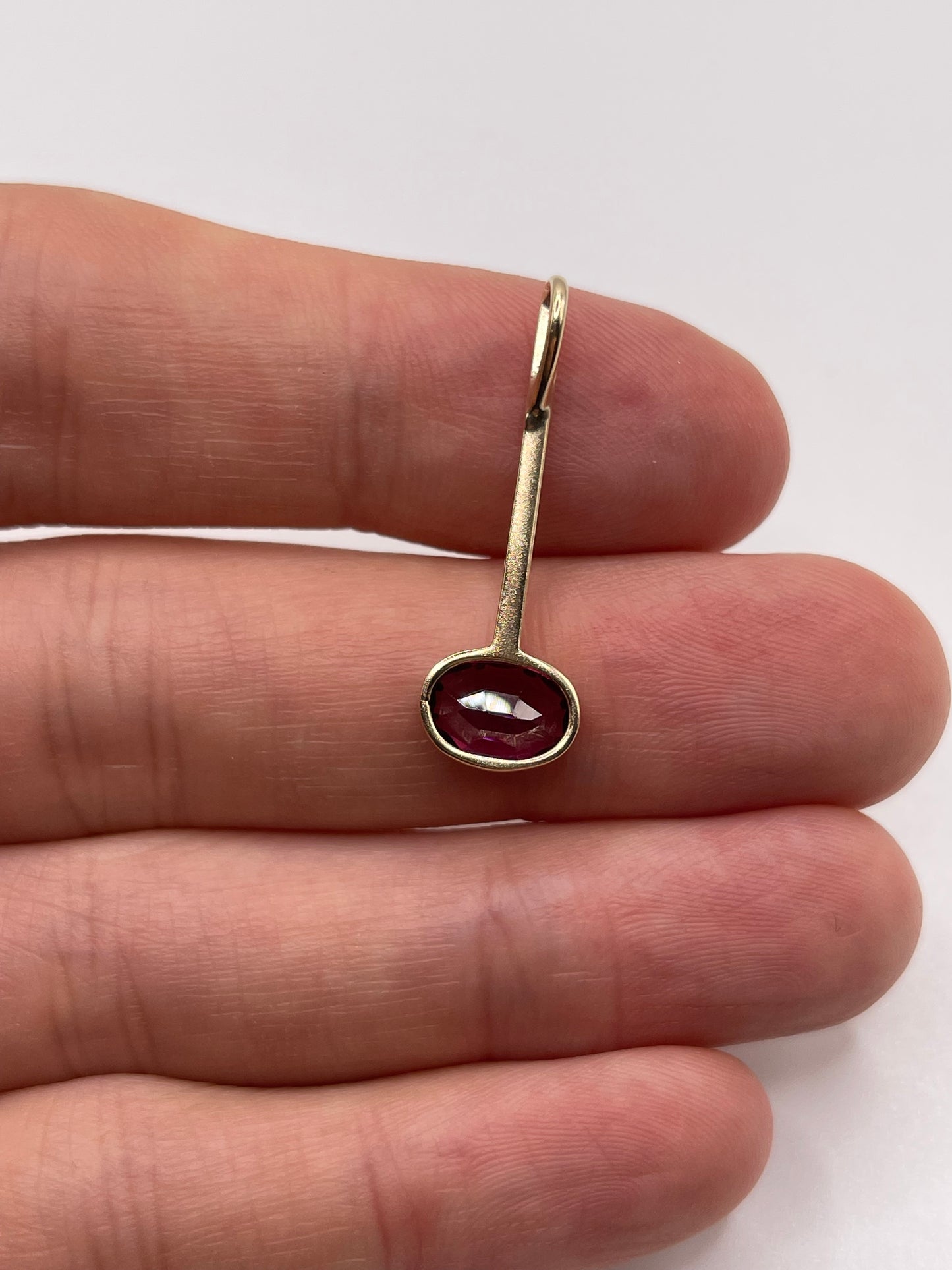 9ct gold garnet pendant