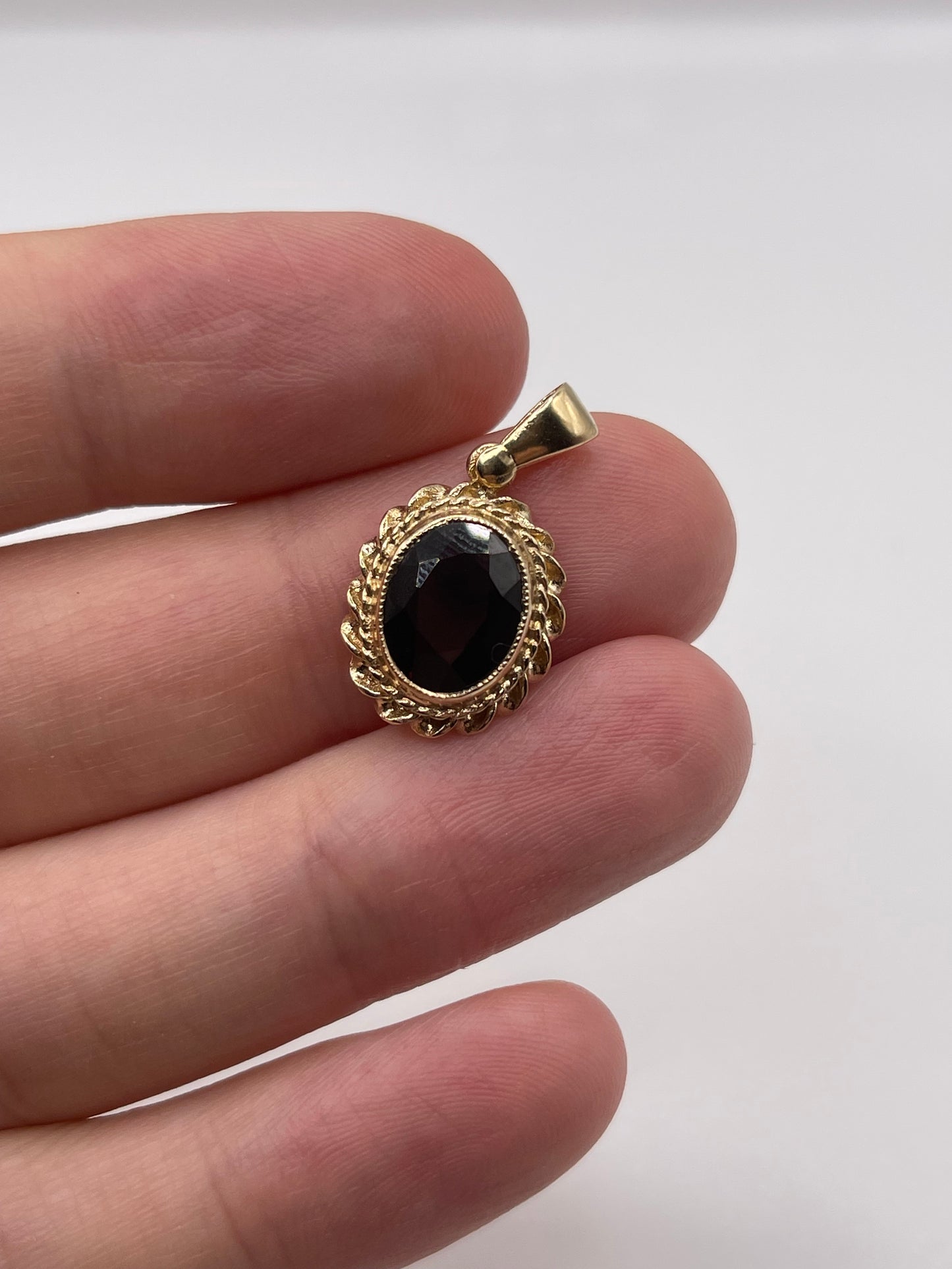 9ct gold garnet pendant