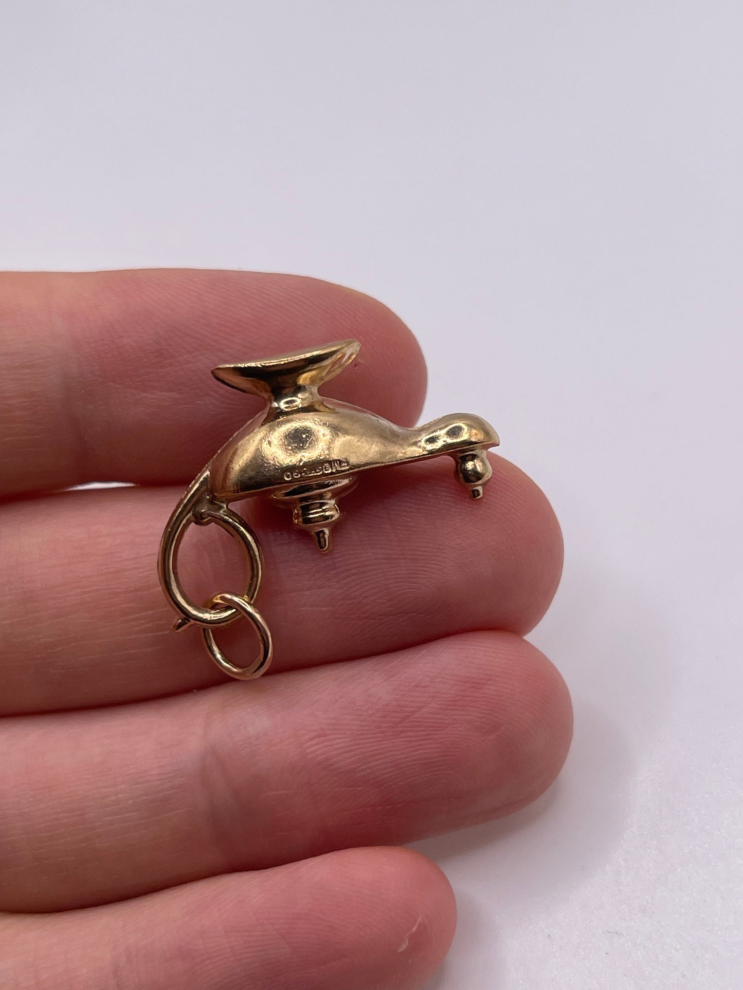 9ct gold genie lamp charm