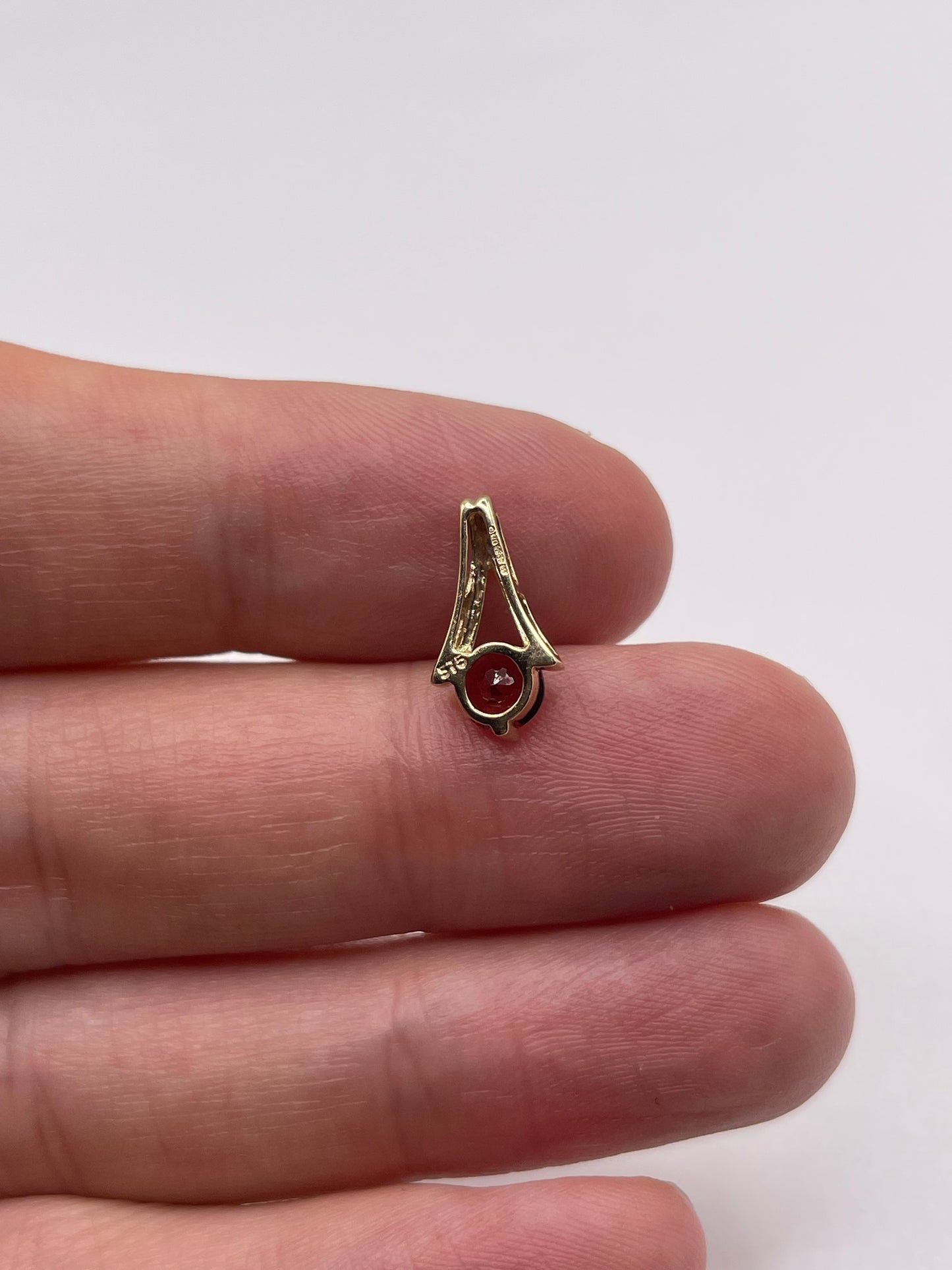 9ct gold garnet pendant