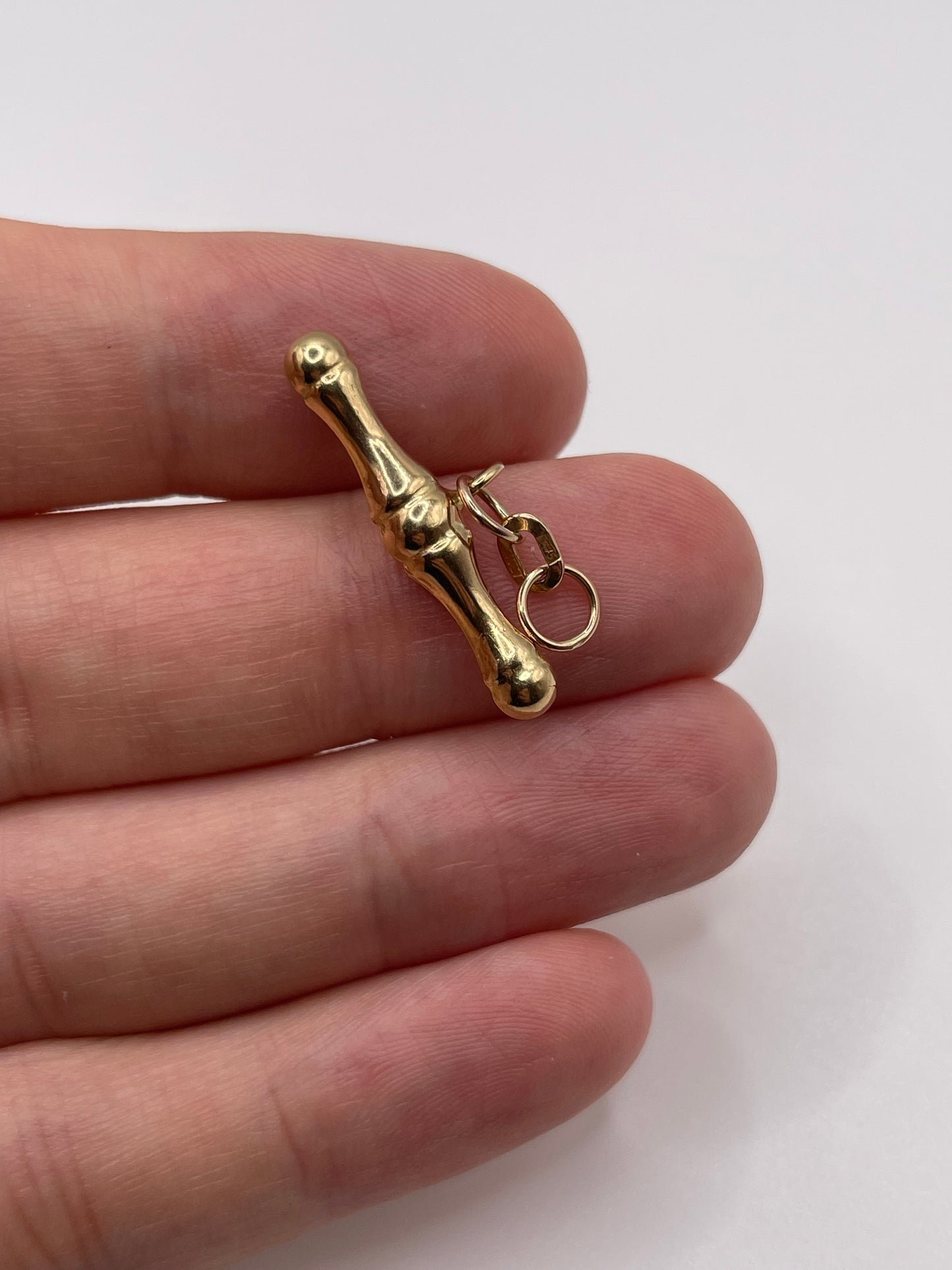 9ct gold T bar pendant