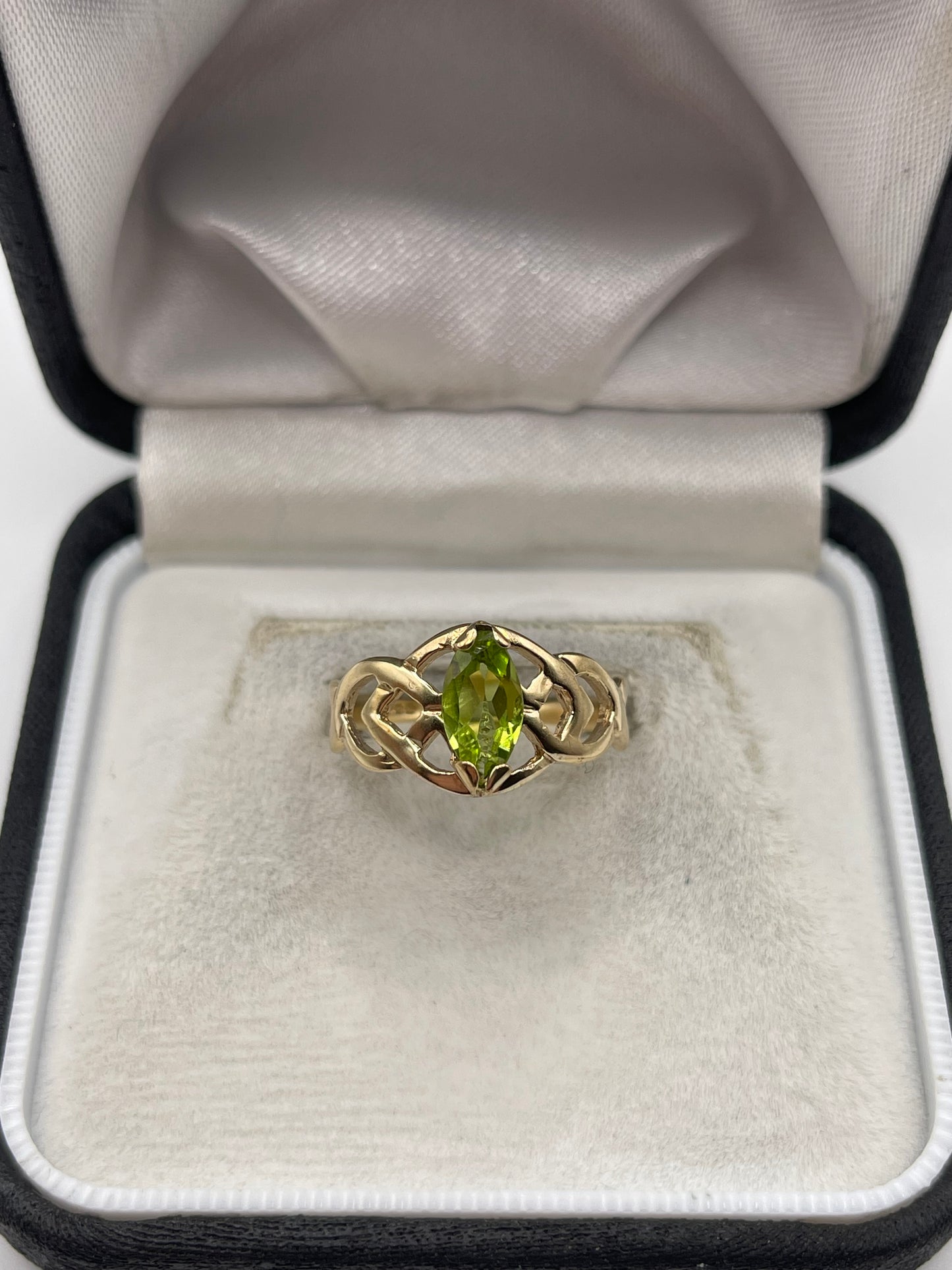 9ct gold peridot ring