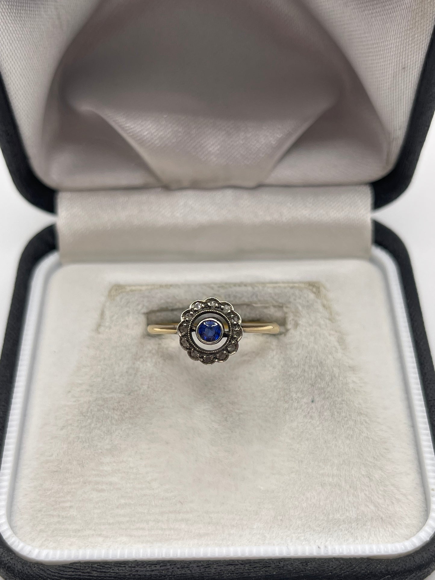 18ct gold sapphire and diamond ring
