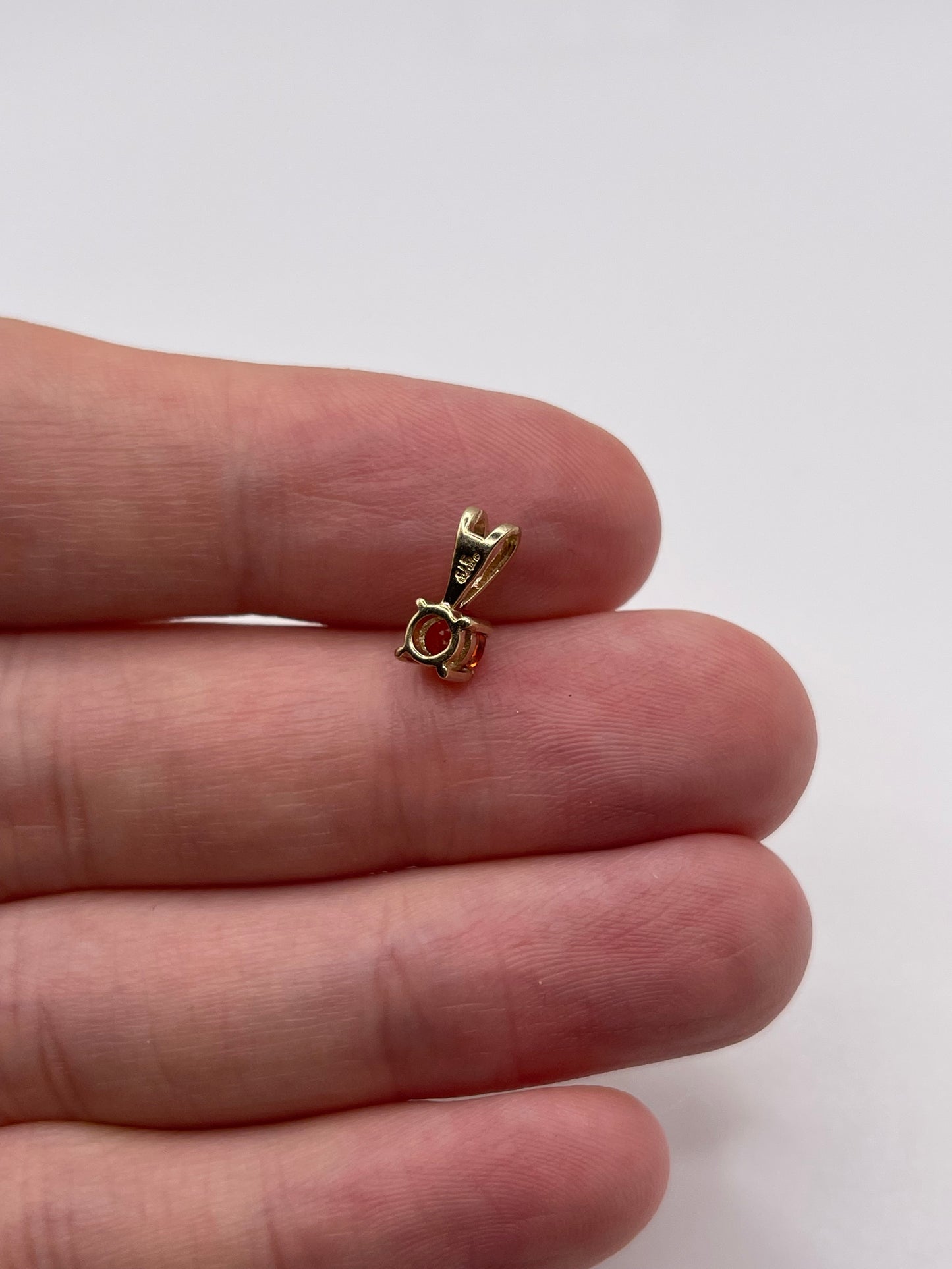9ct gold orange sapphire pendant