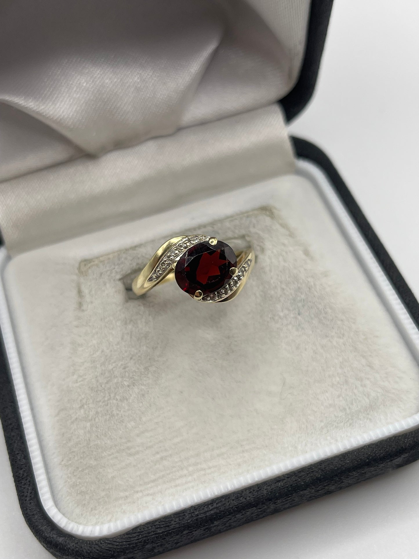 9ct gold garnet and diamond ring