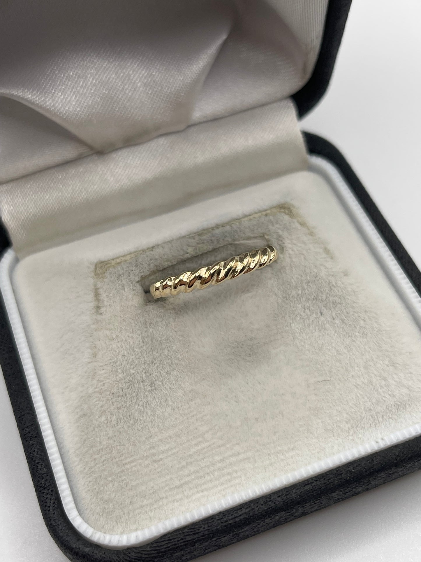 9ct gold croissant ring