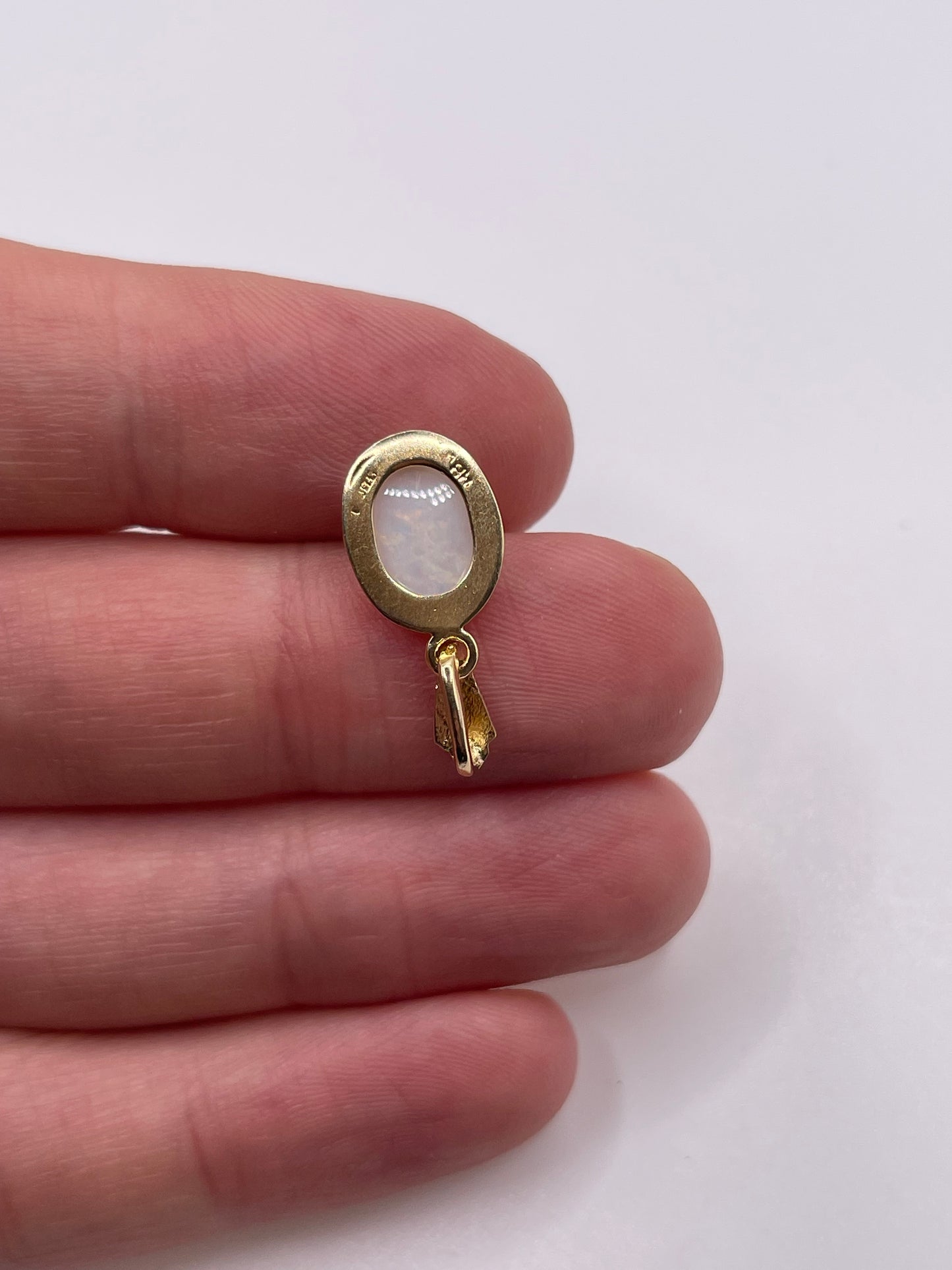 9ct gold opal pendant