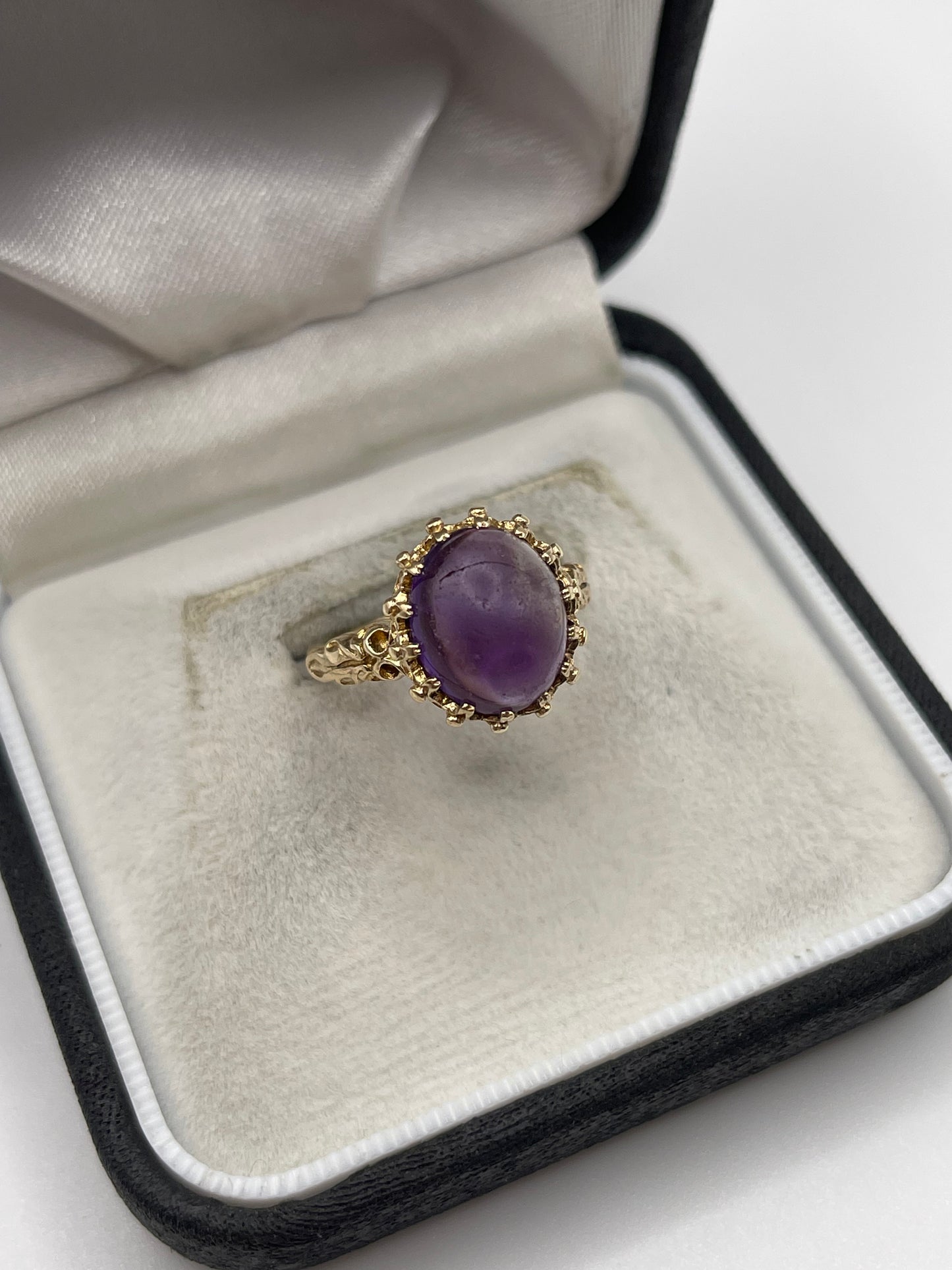9ct gold cabochon amethyst ring