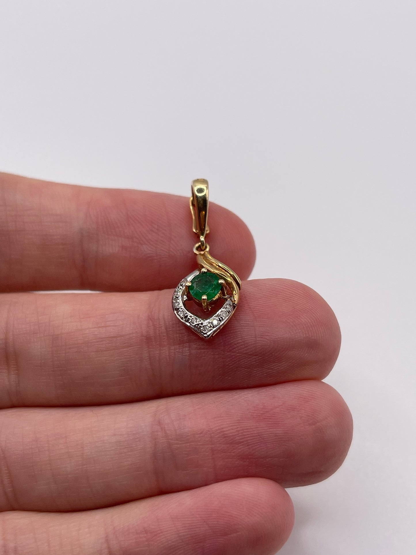 14ct gold emerald and diamond pendant