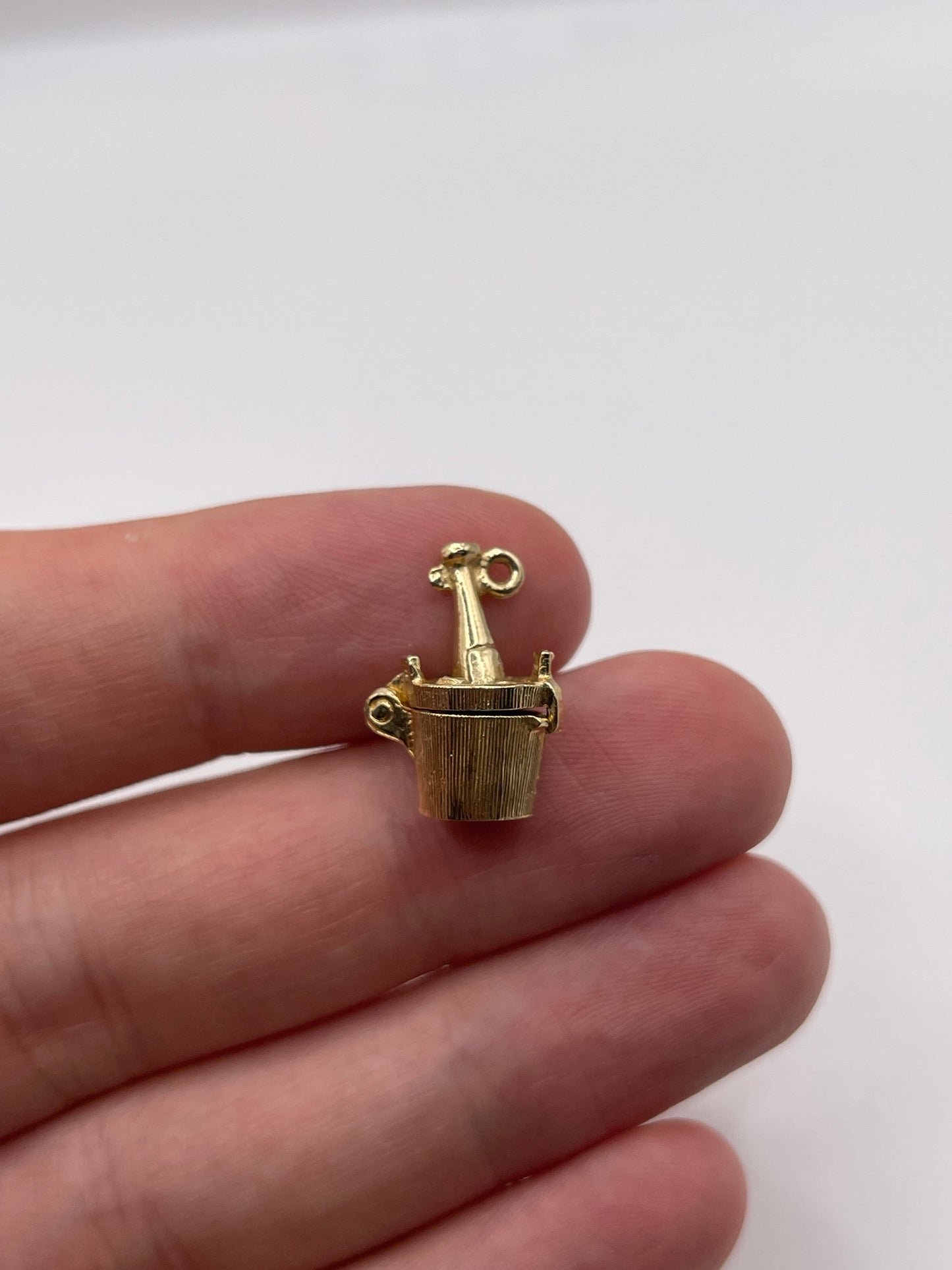 9ct gold champagne charm