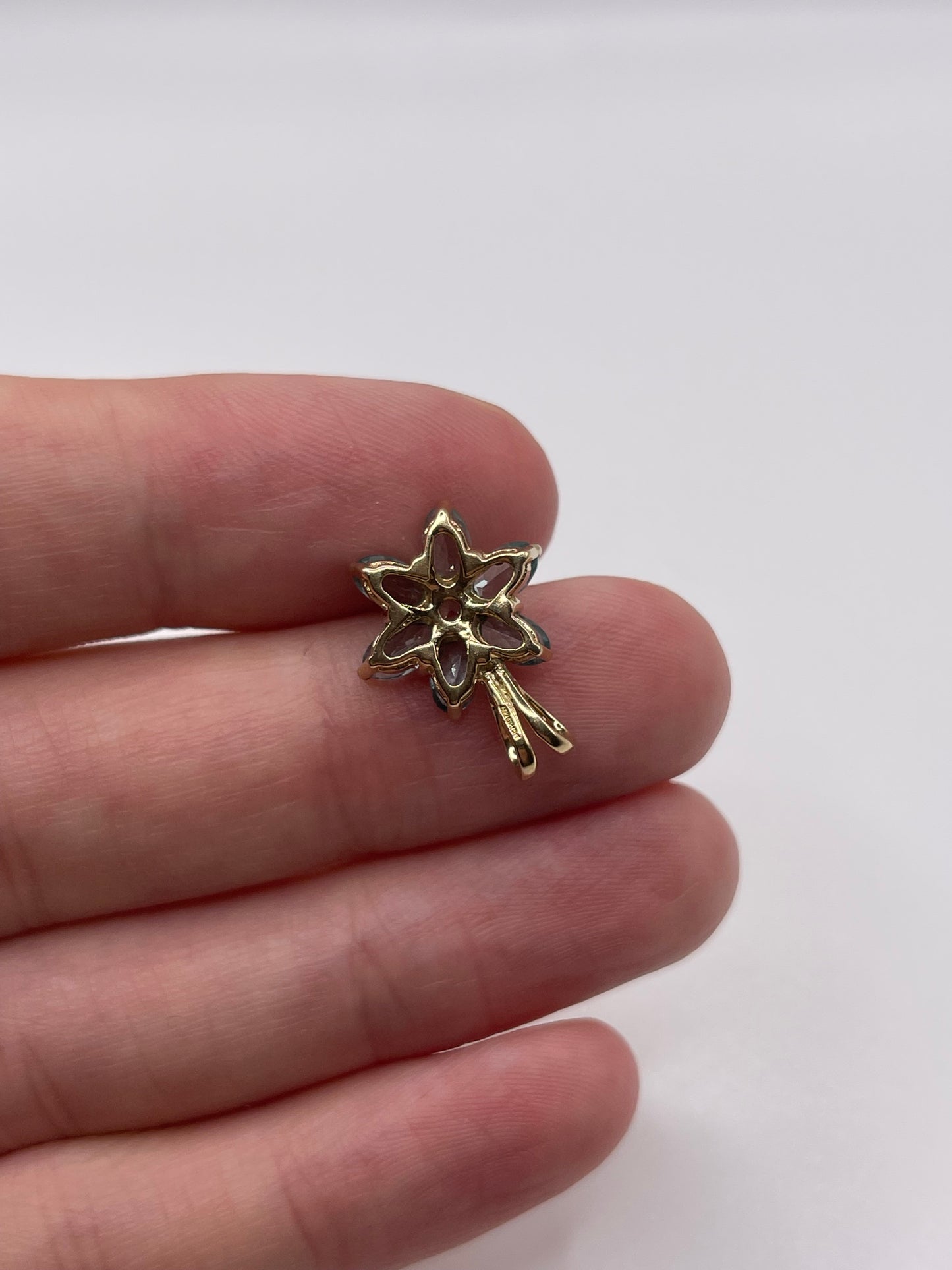 9ct gold topaz cluster pendant