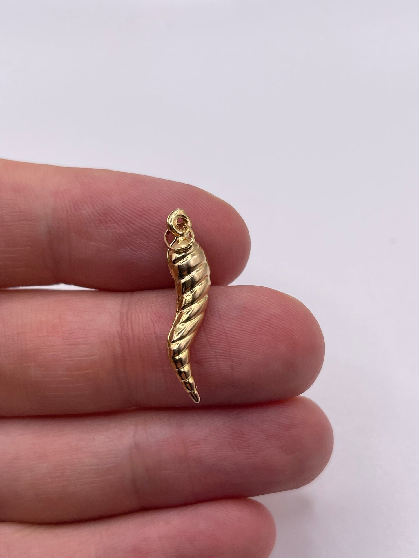 9ct gold horn of plenty pendant