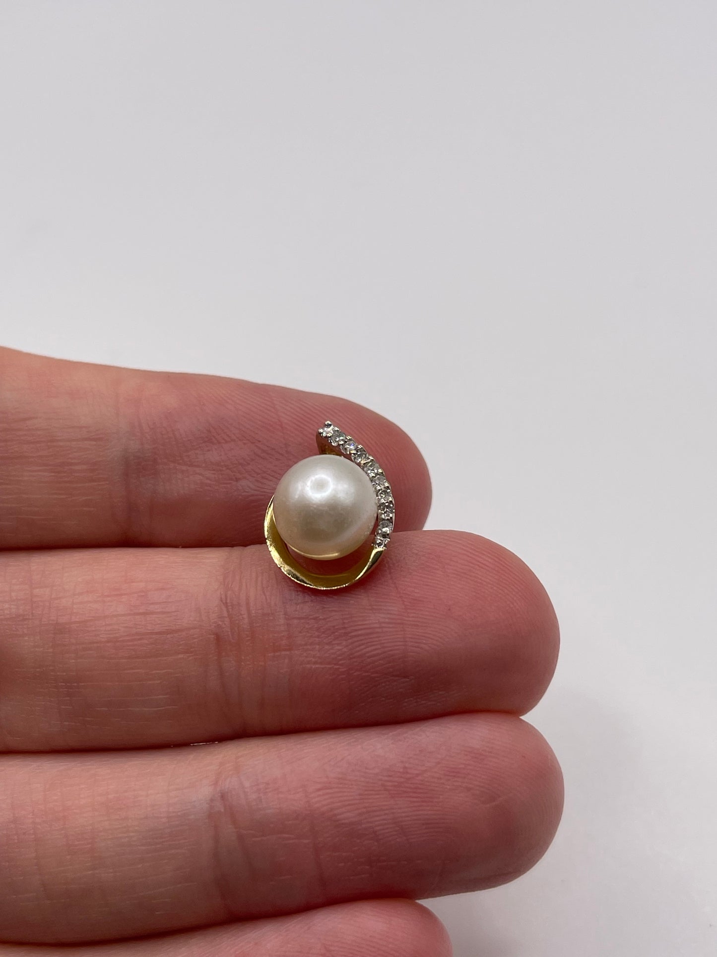 9ct gold pearl and diamond pendant