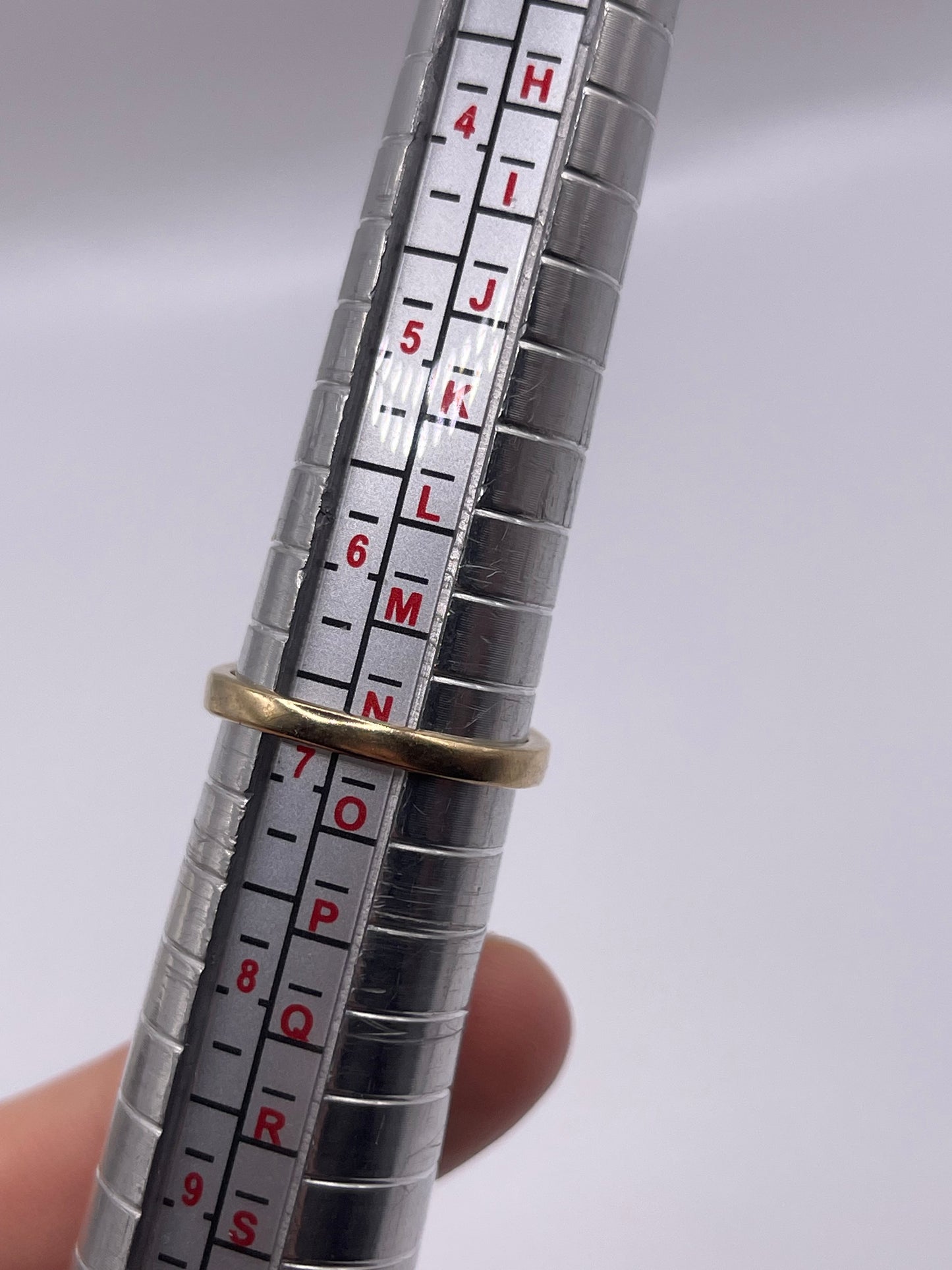 9ct gold quartz ring