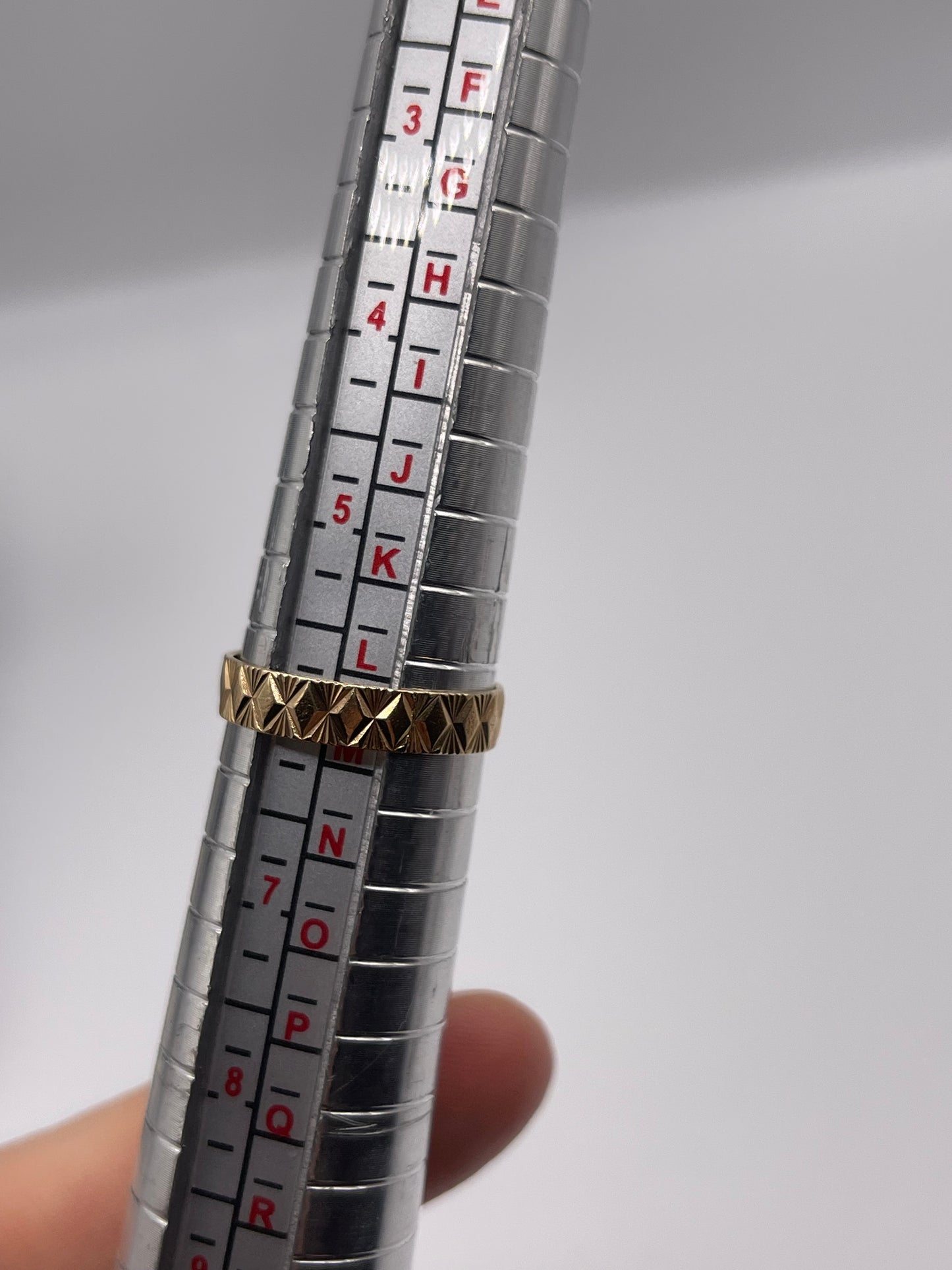 9ct gold patterned band