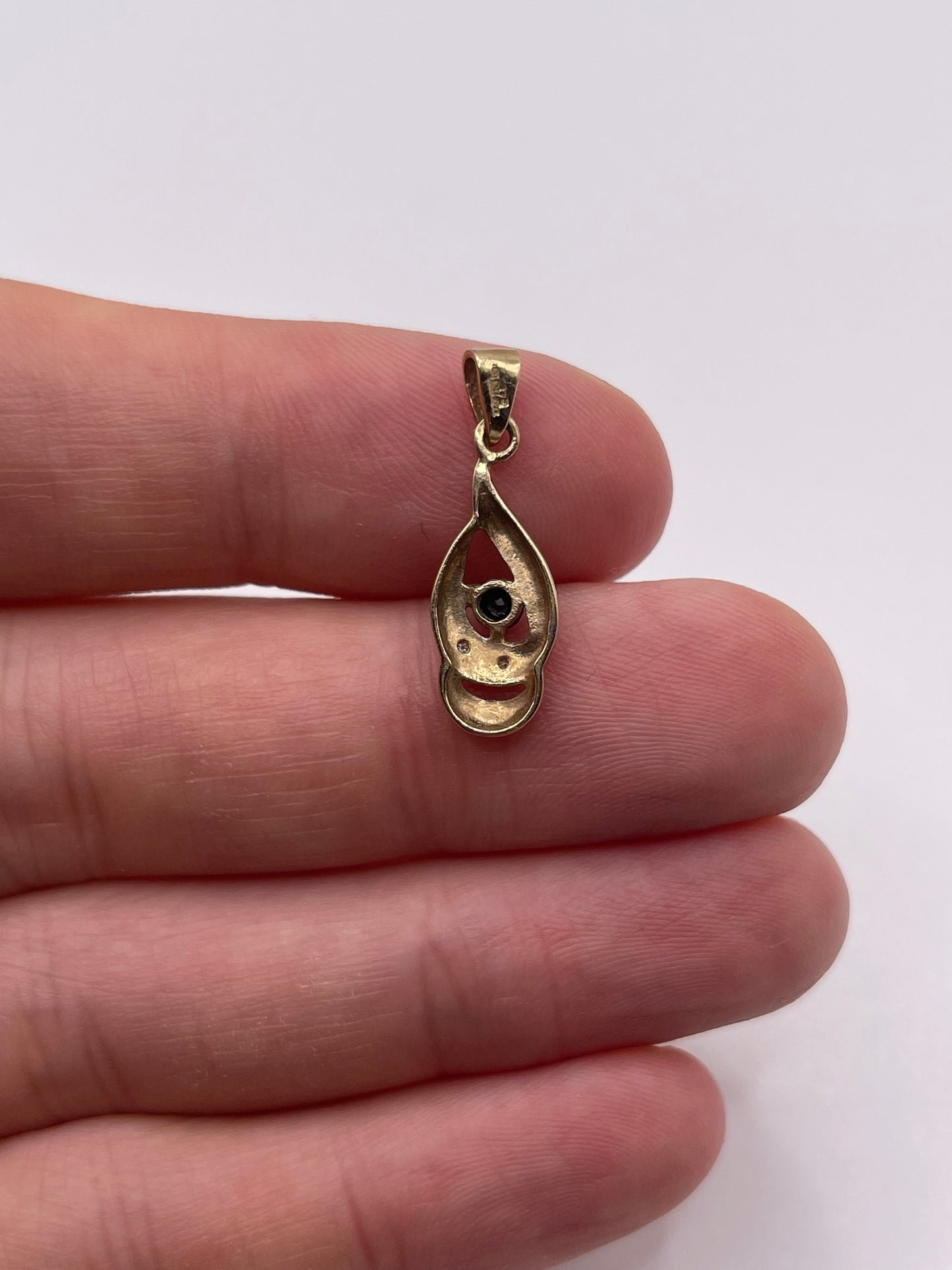9ct gold sapphire and diamond pendant