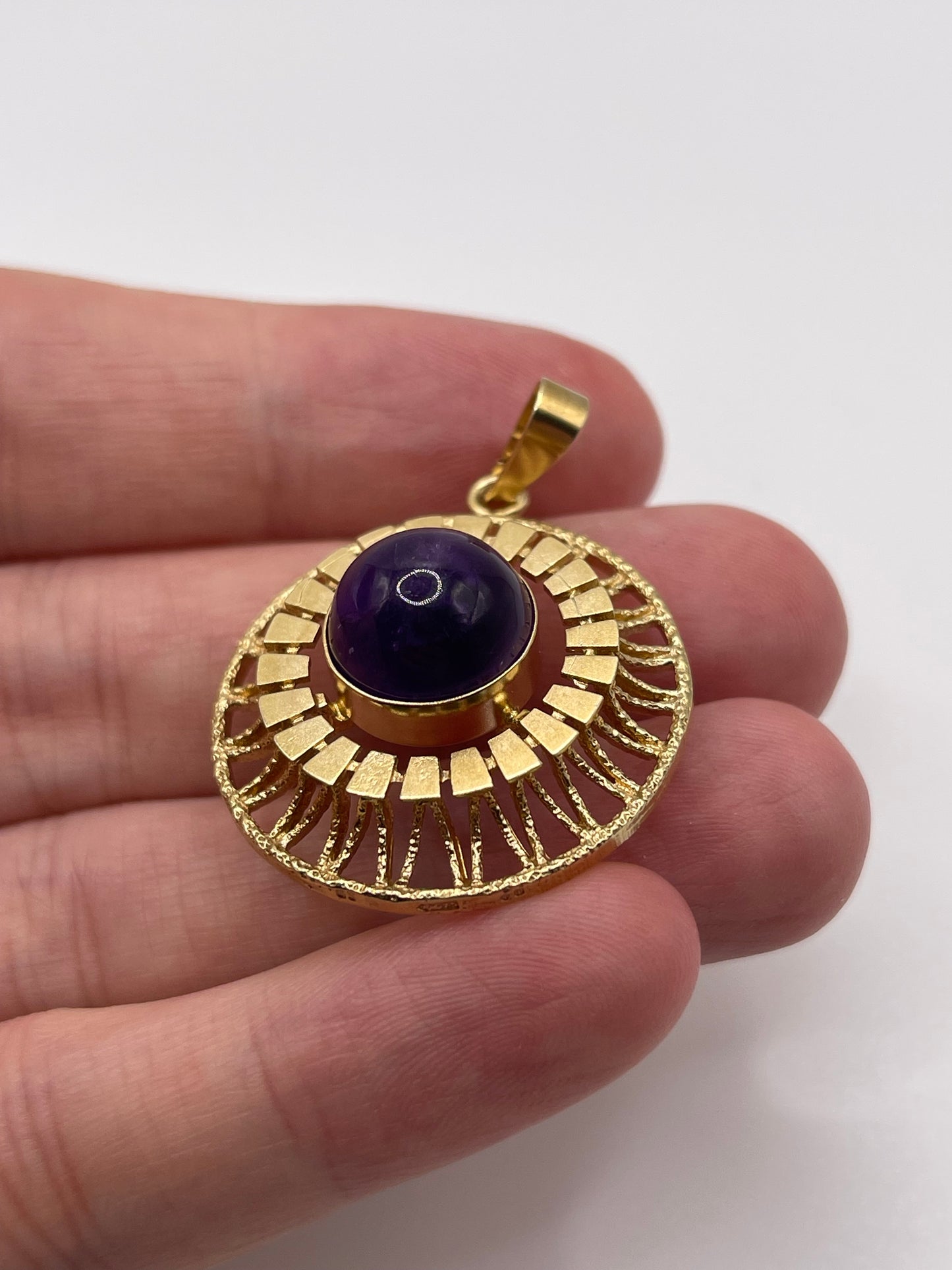 9ct gold cabochon amethyst pendant