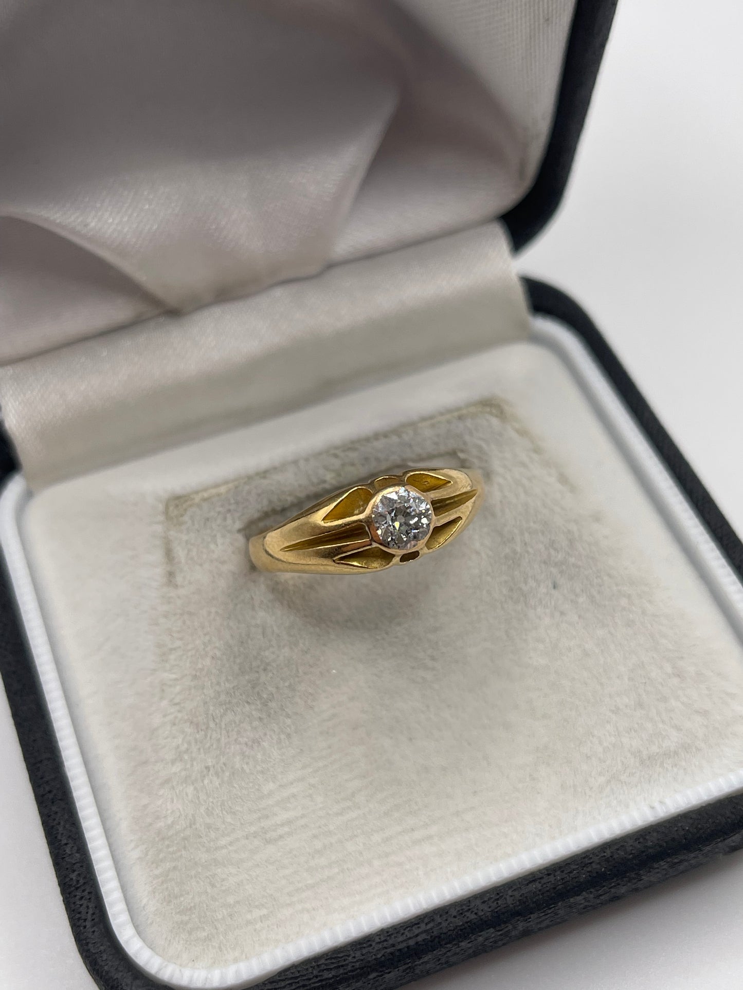 18ct gold diamond gypsy ring