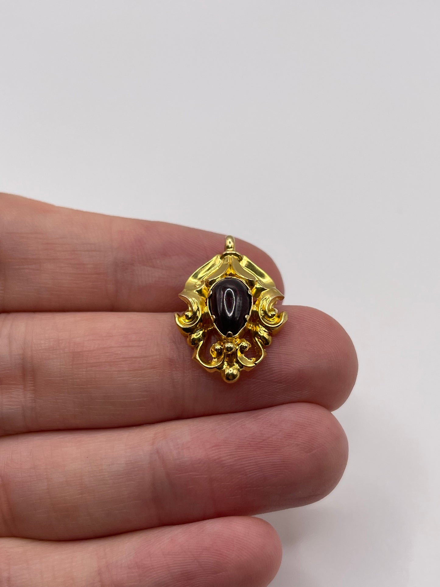 Antique 15ct gold garnet pendant