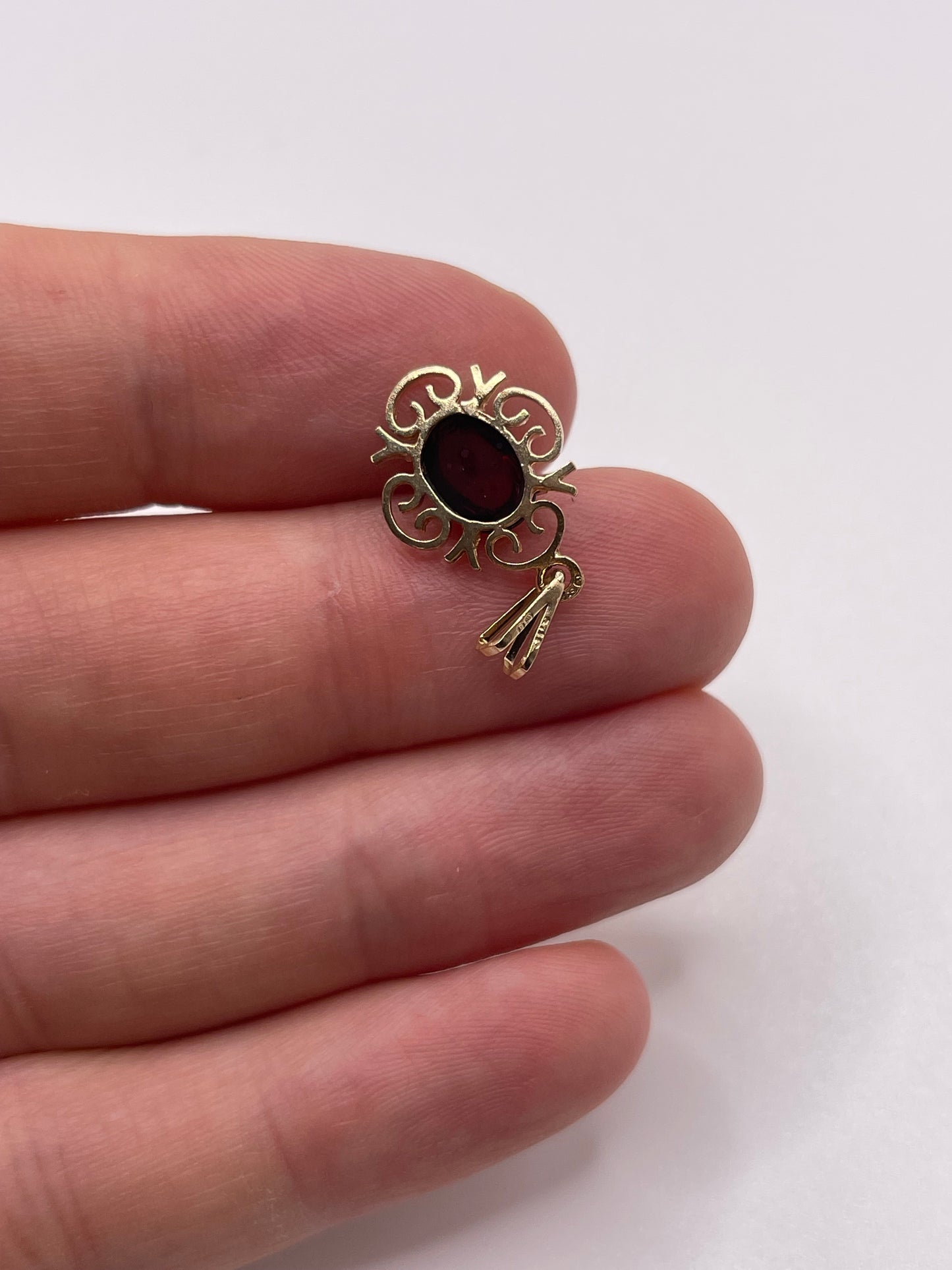 9ct gold cabochon garnet pendant