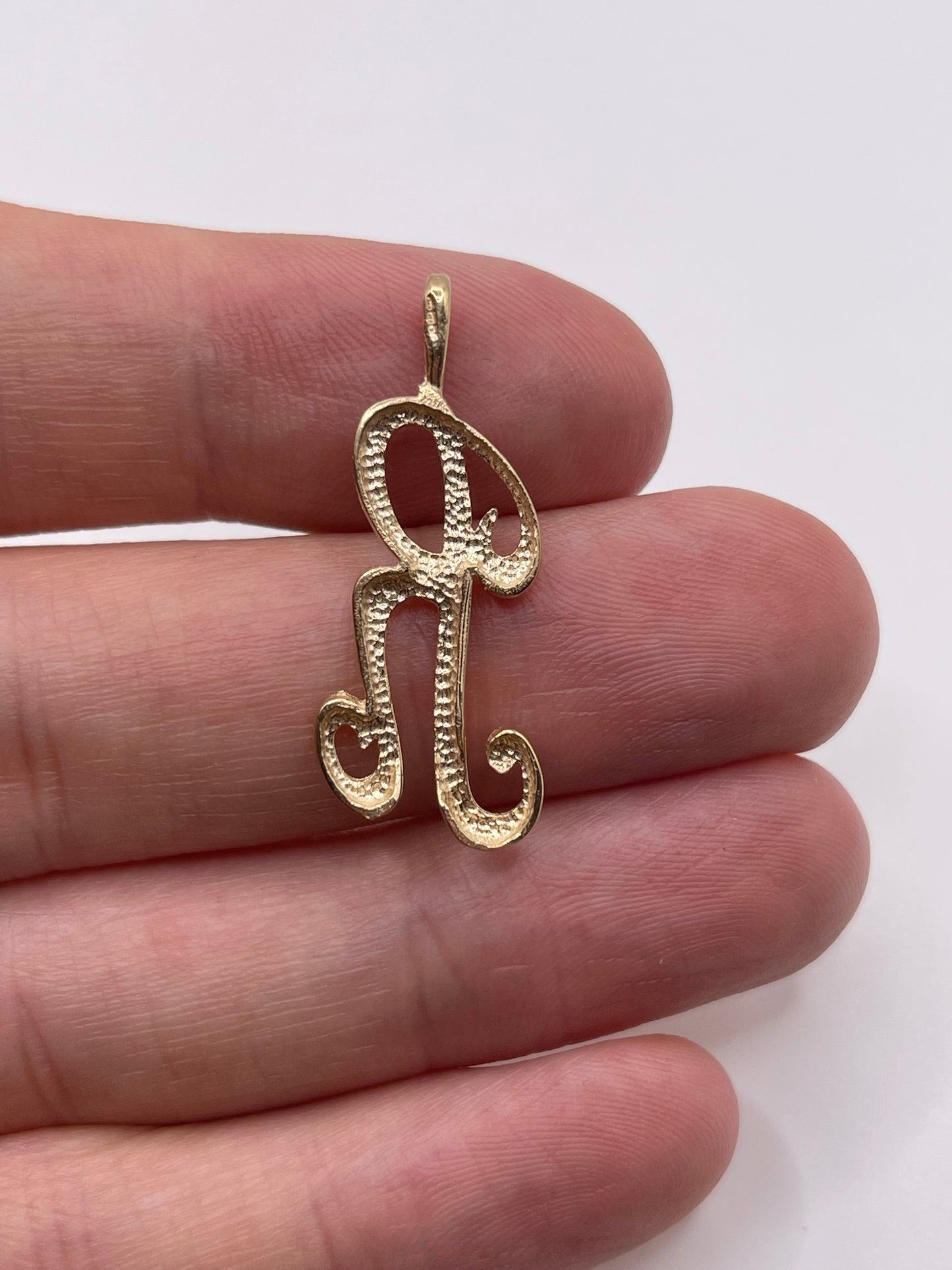 9ct gold initial R pendant
