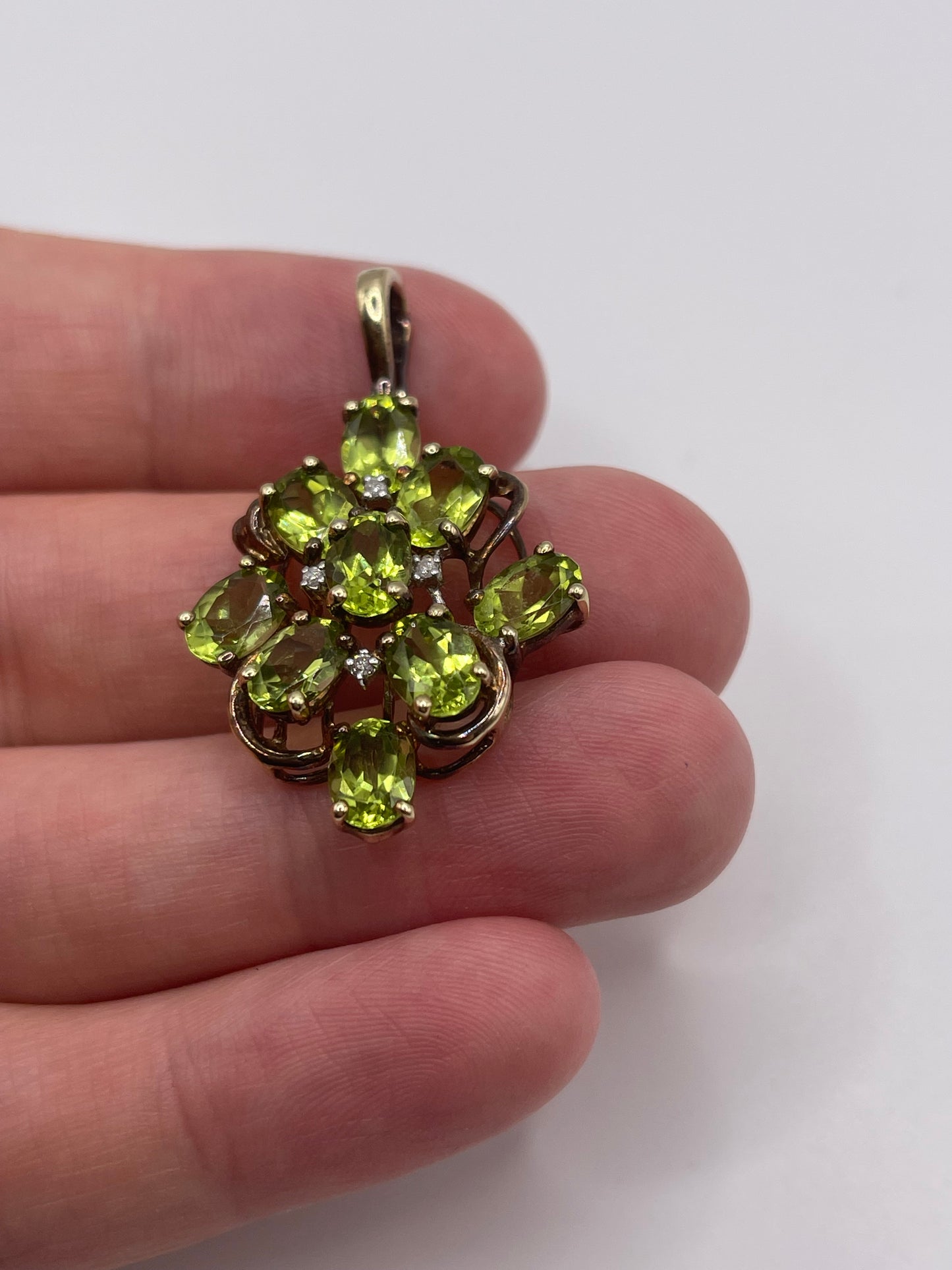 9ct gold peridot and diamond pendant