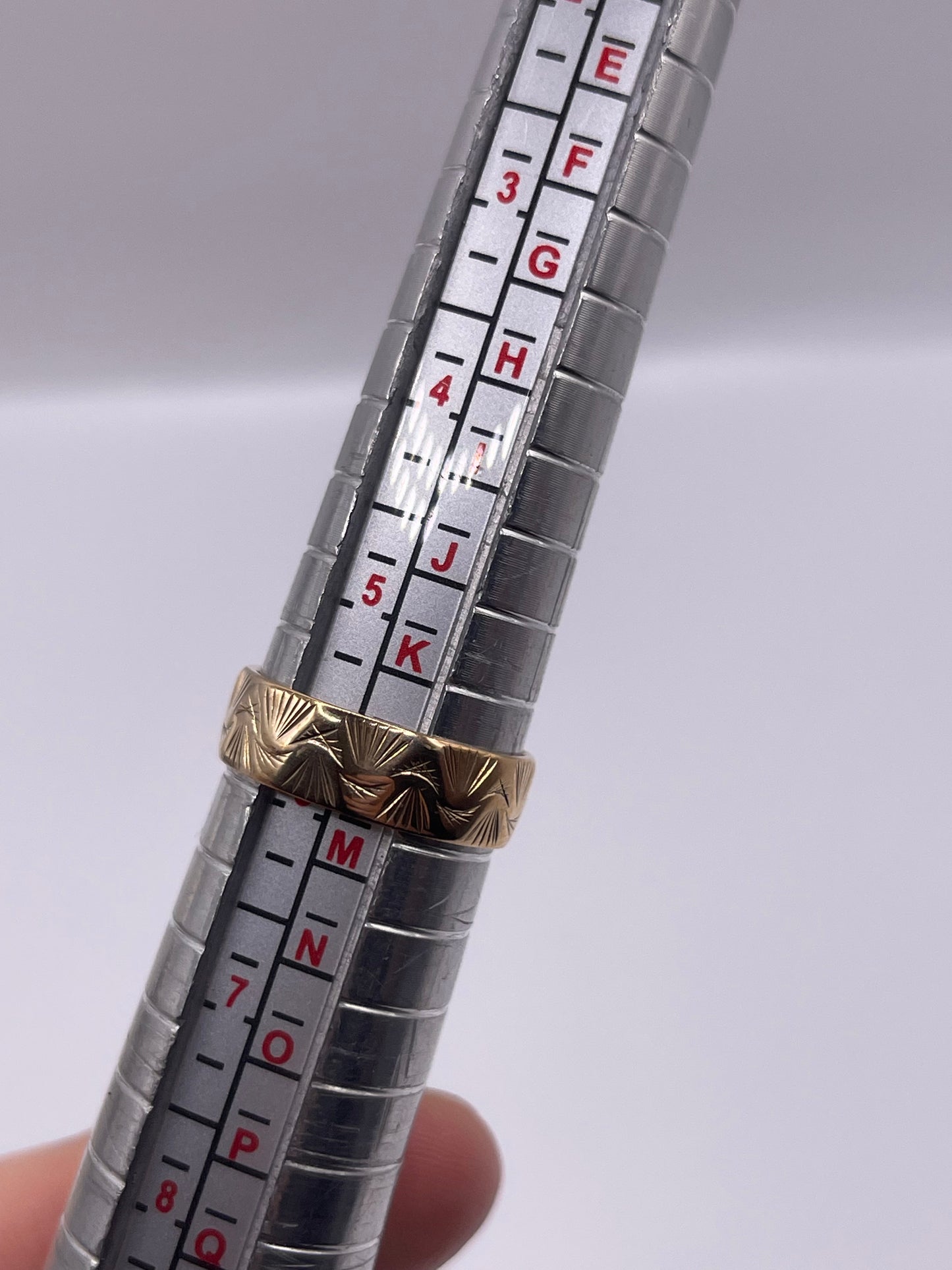 9ct gold patterned band