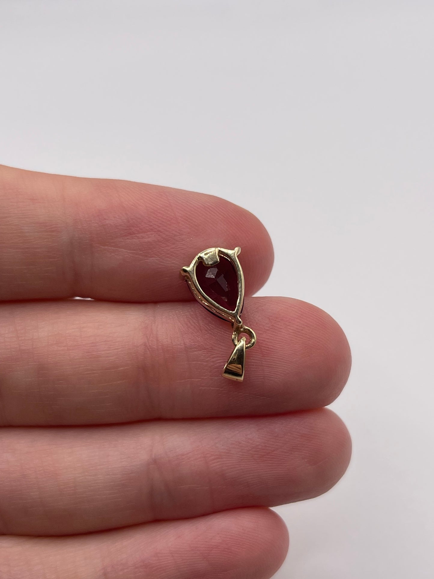 9ct gold garnet pendant