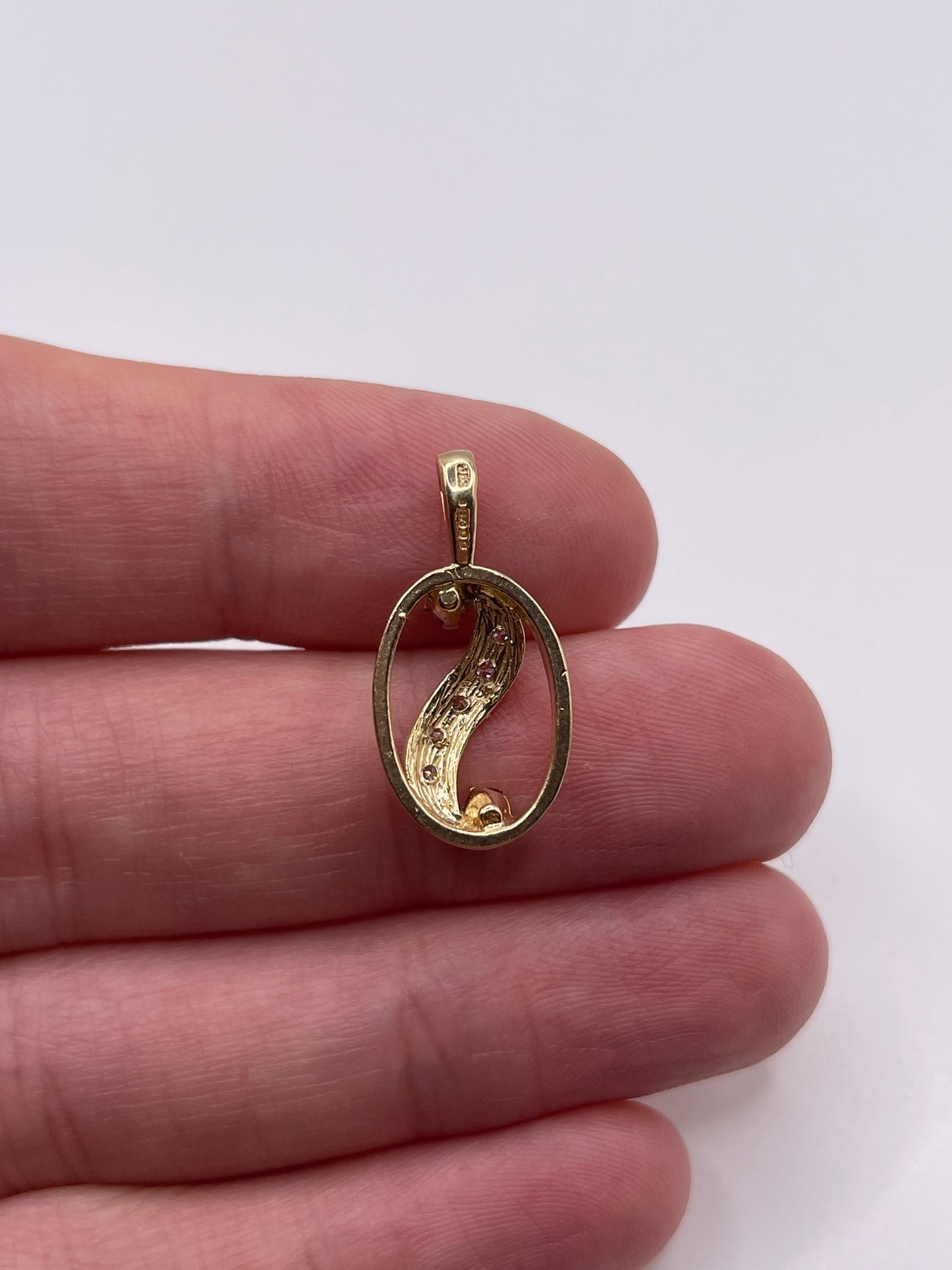 9ct gold garnet and cz pendant