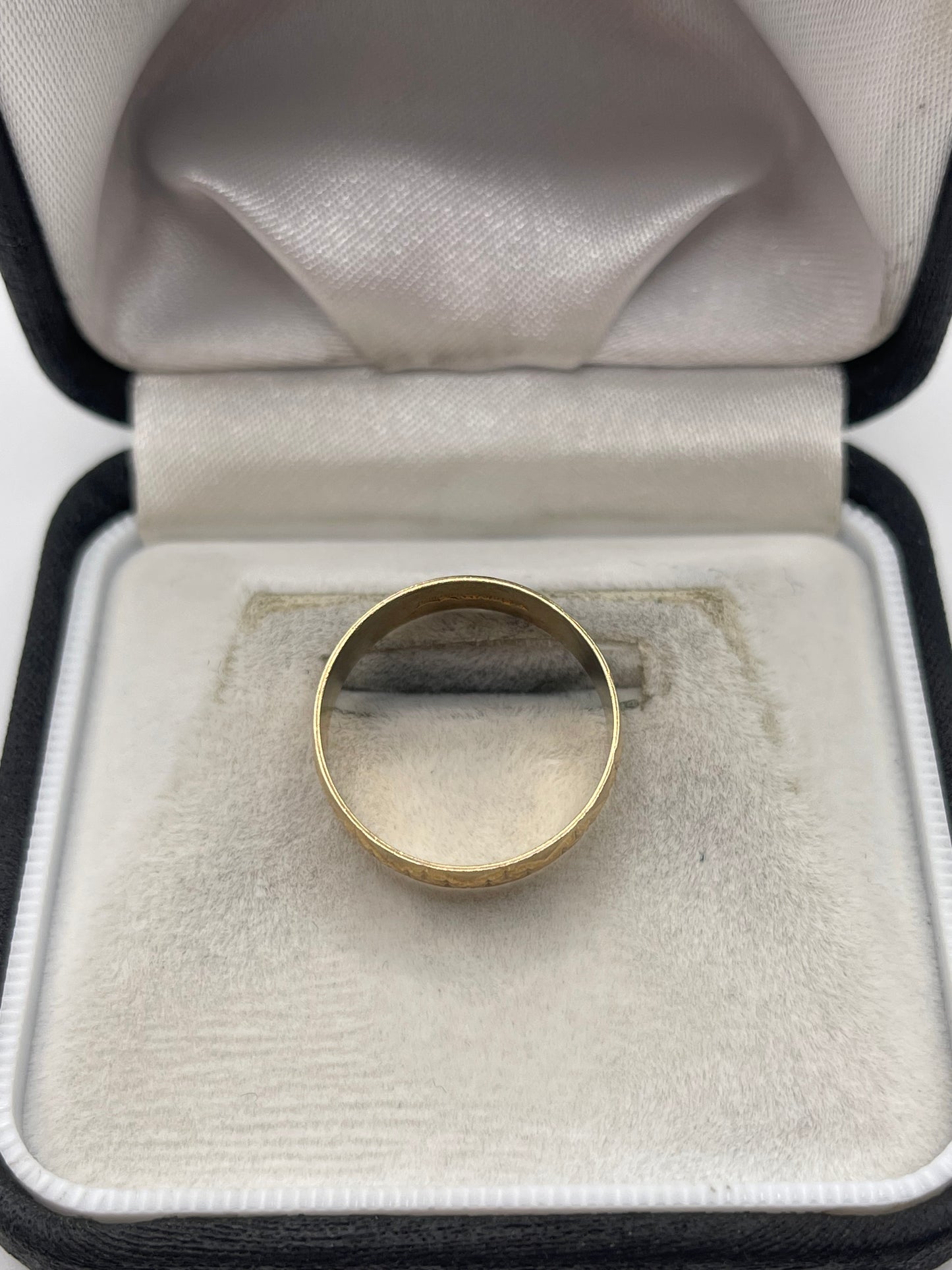 9ct gold patterned band