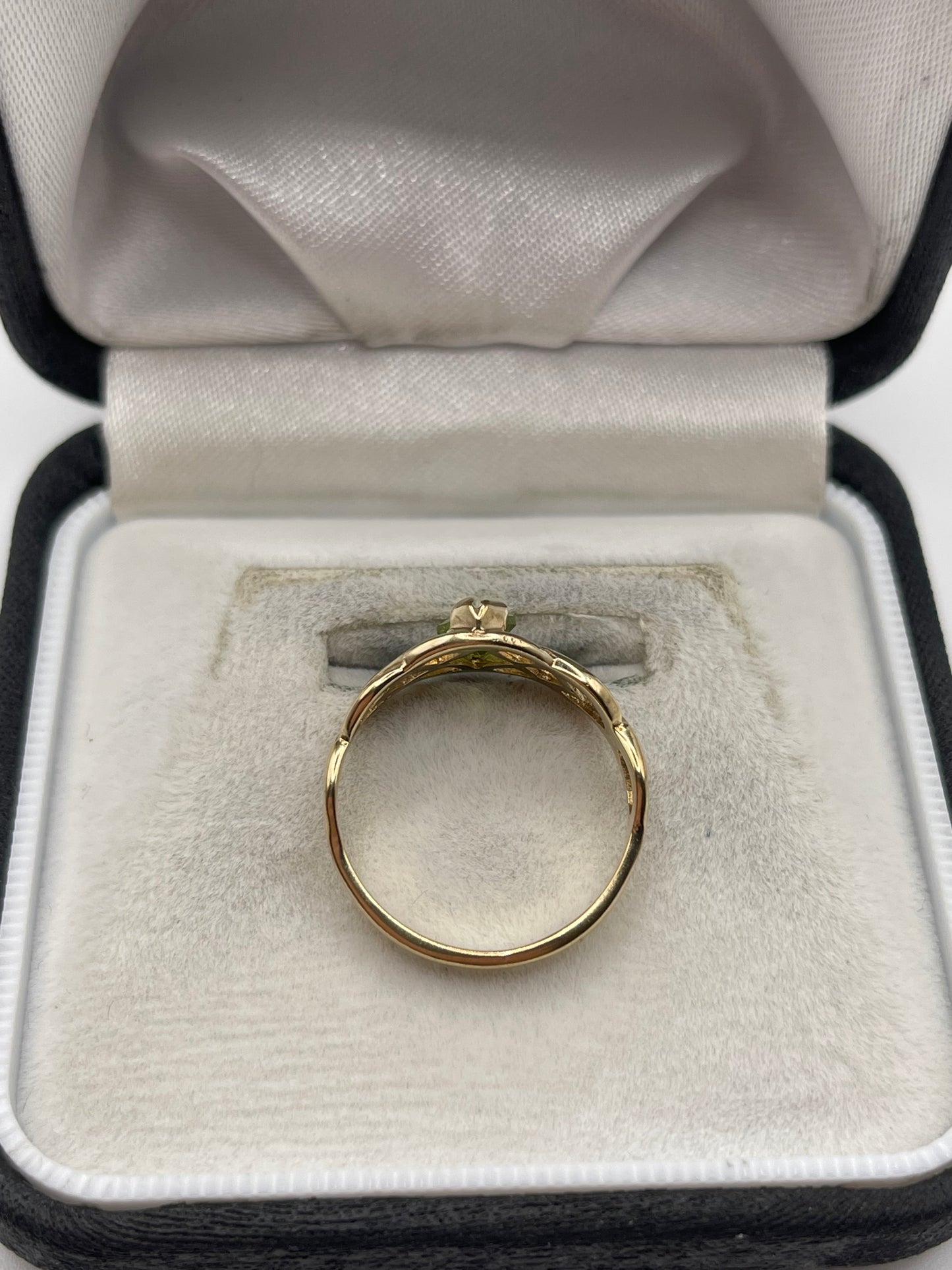 9ct gold peridot ring