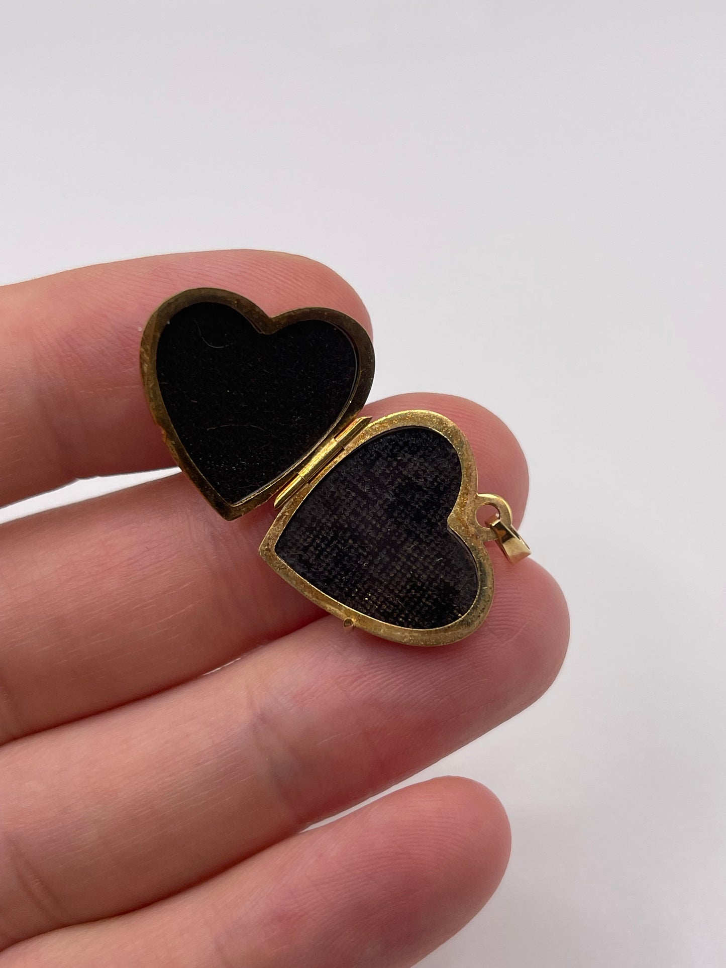 9ct gold heart locket pendant