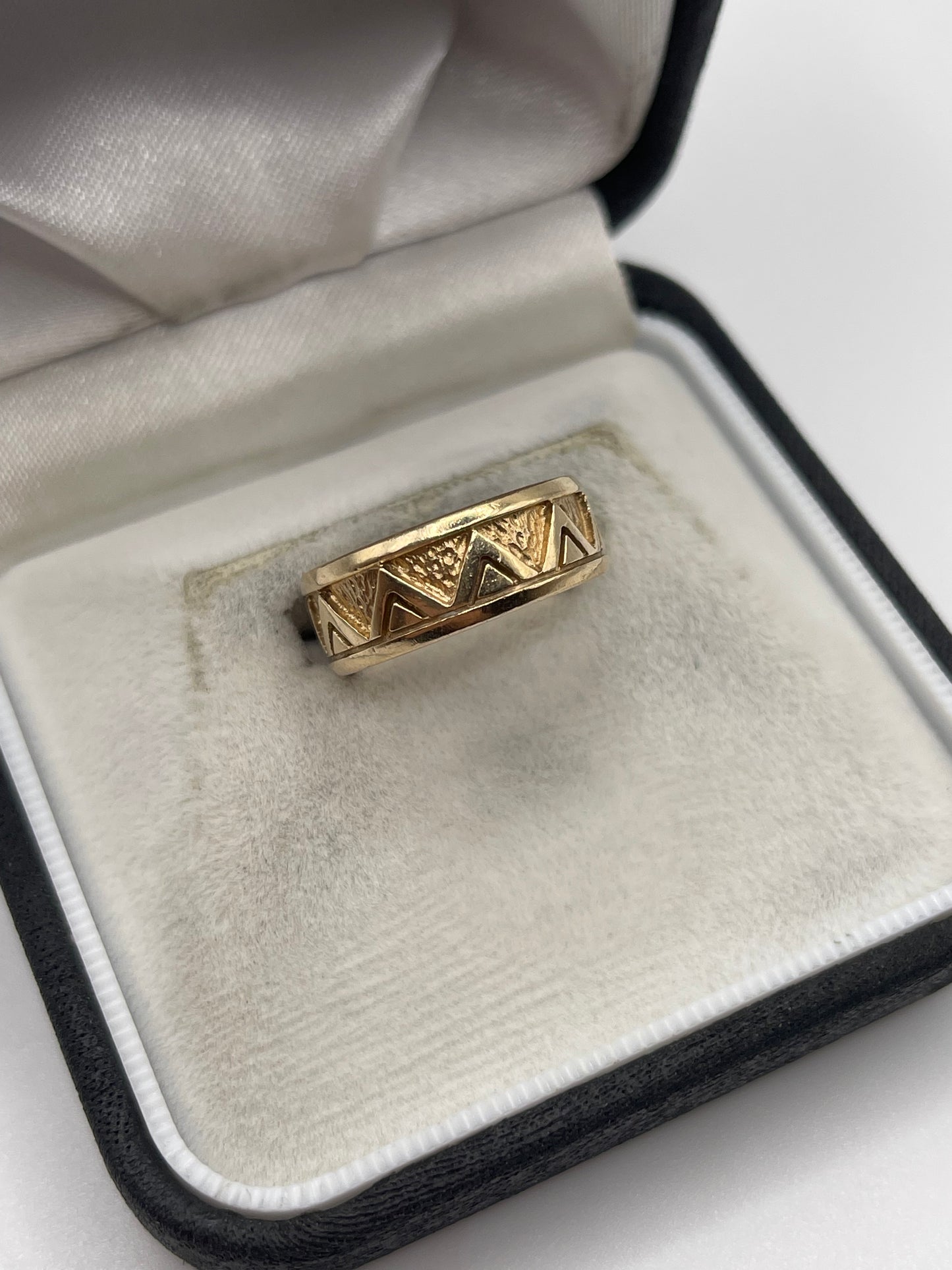 9ct gold patterned band