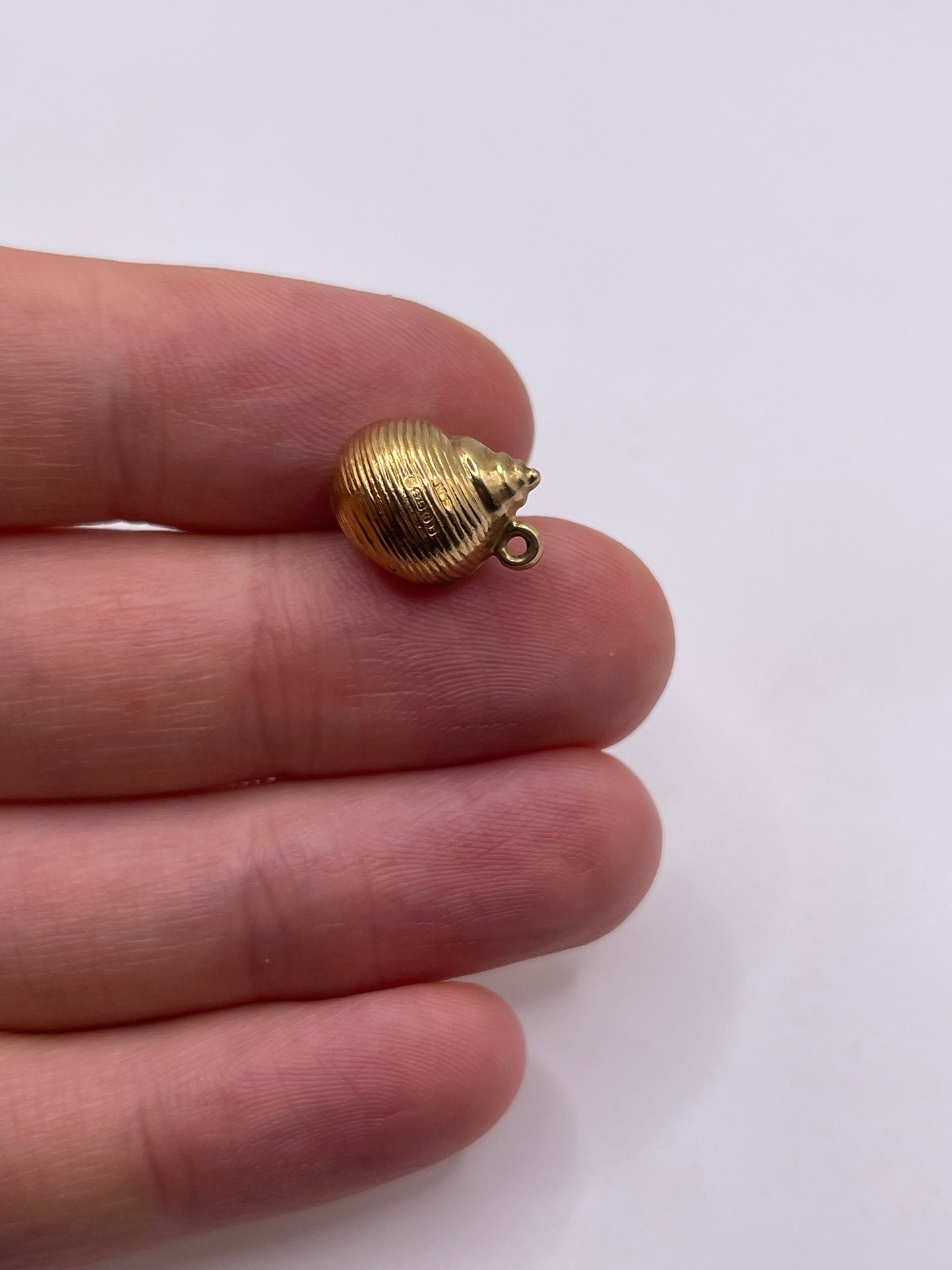 9ct gold shell charm
