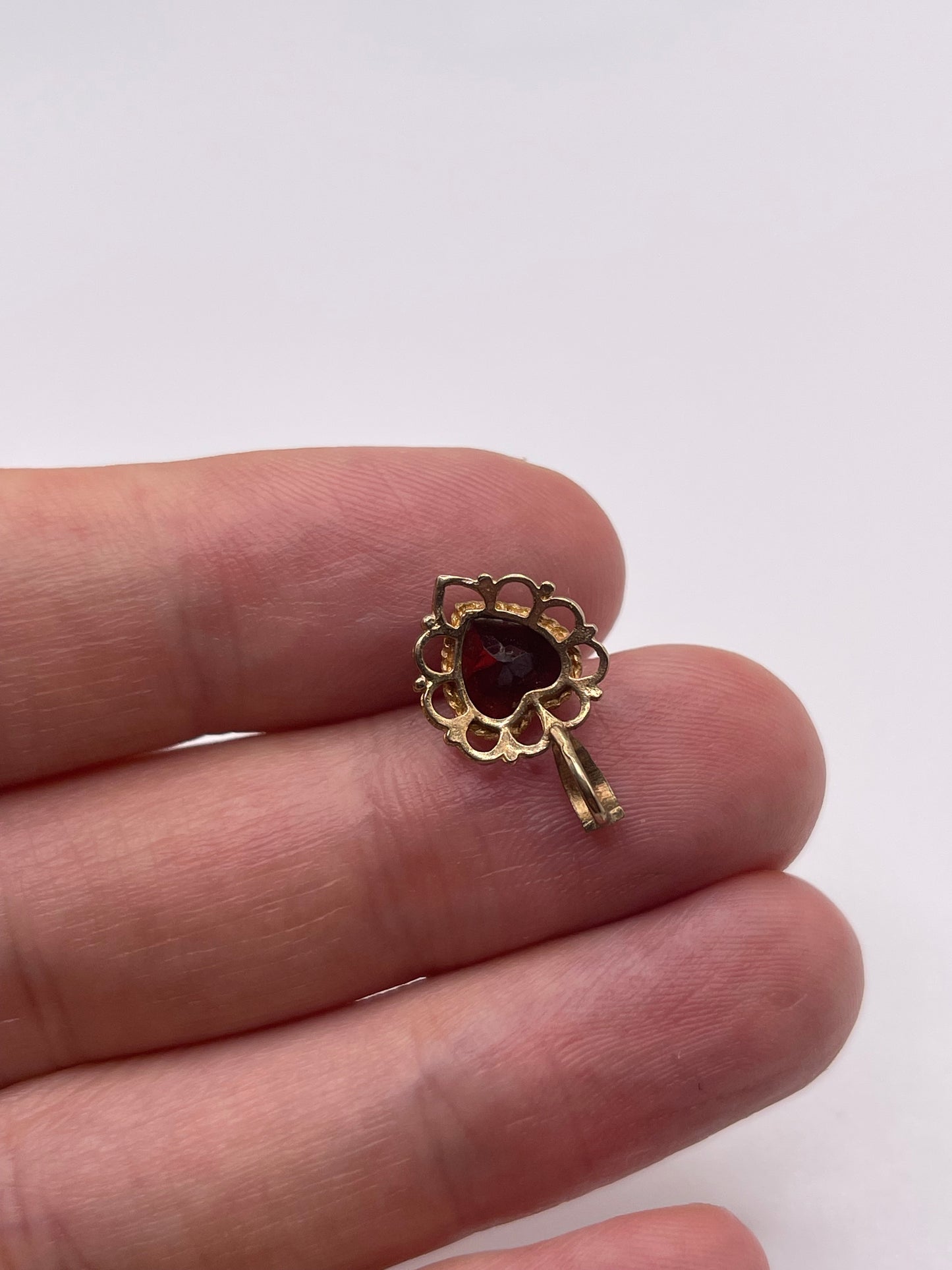 9ct gold garnet heart pendant
