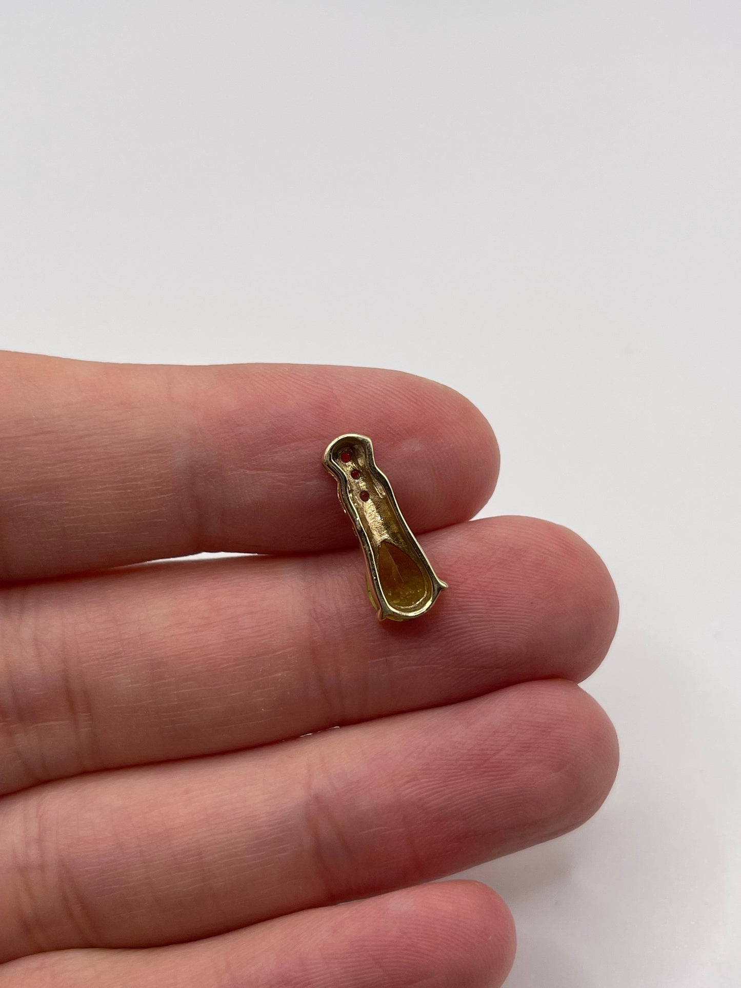 9ct gold peridot and zircon pendant