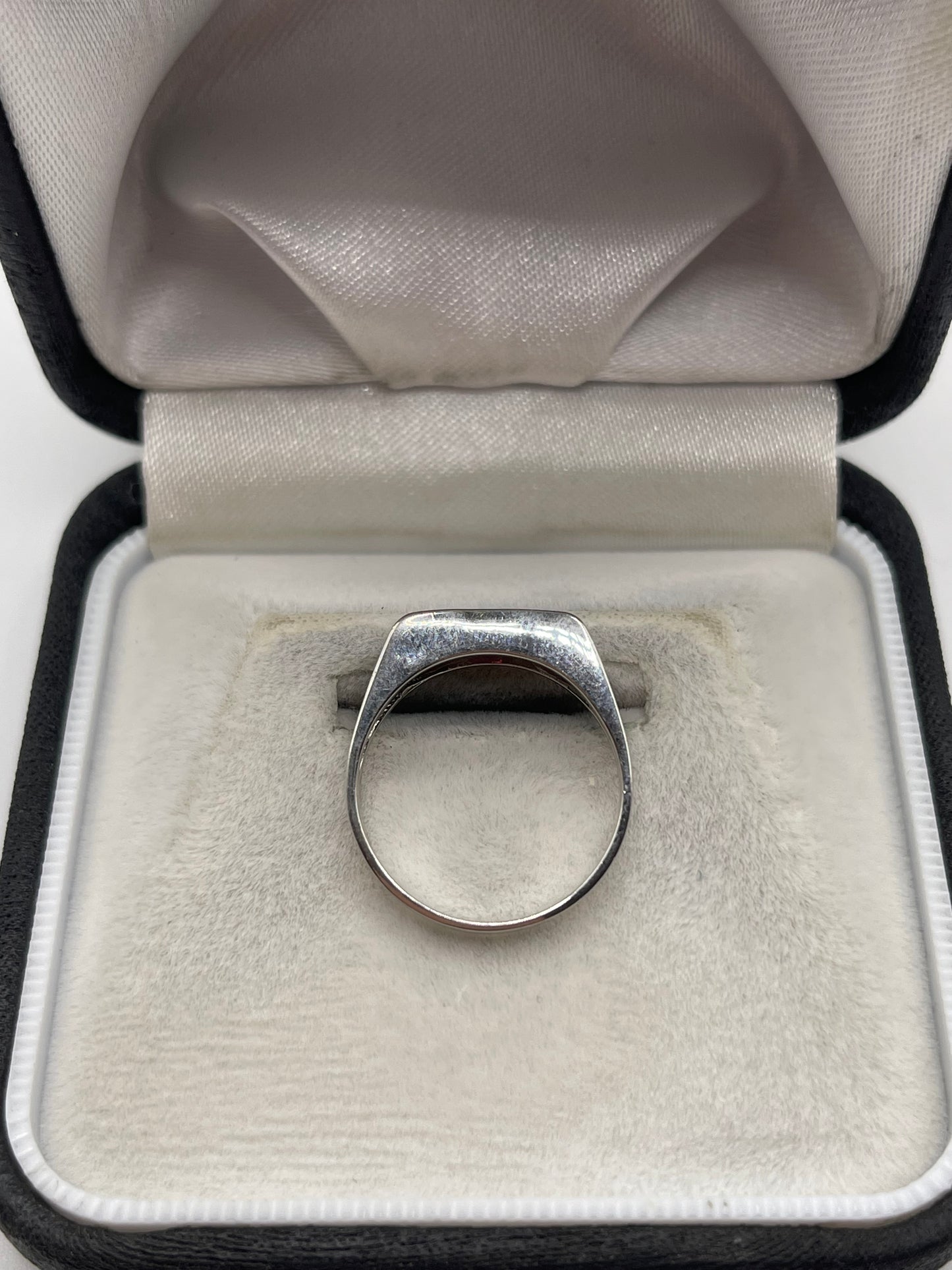 9ct white gold spinel ring