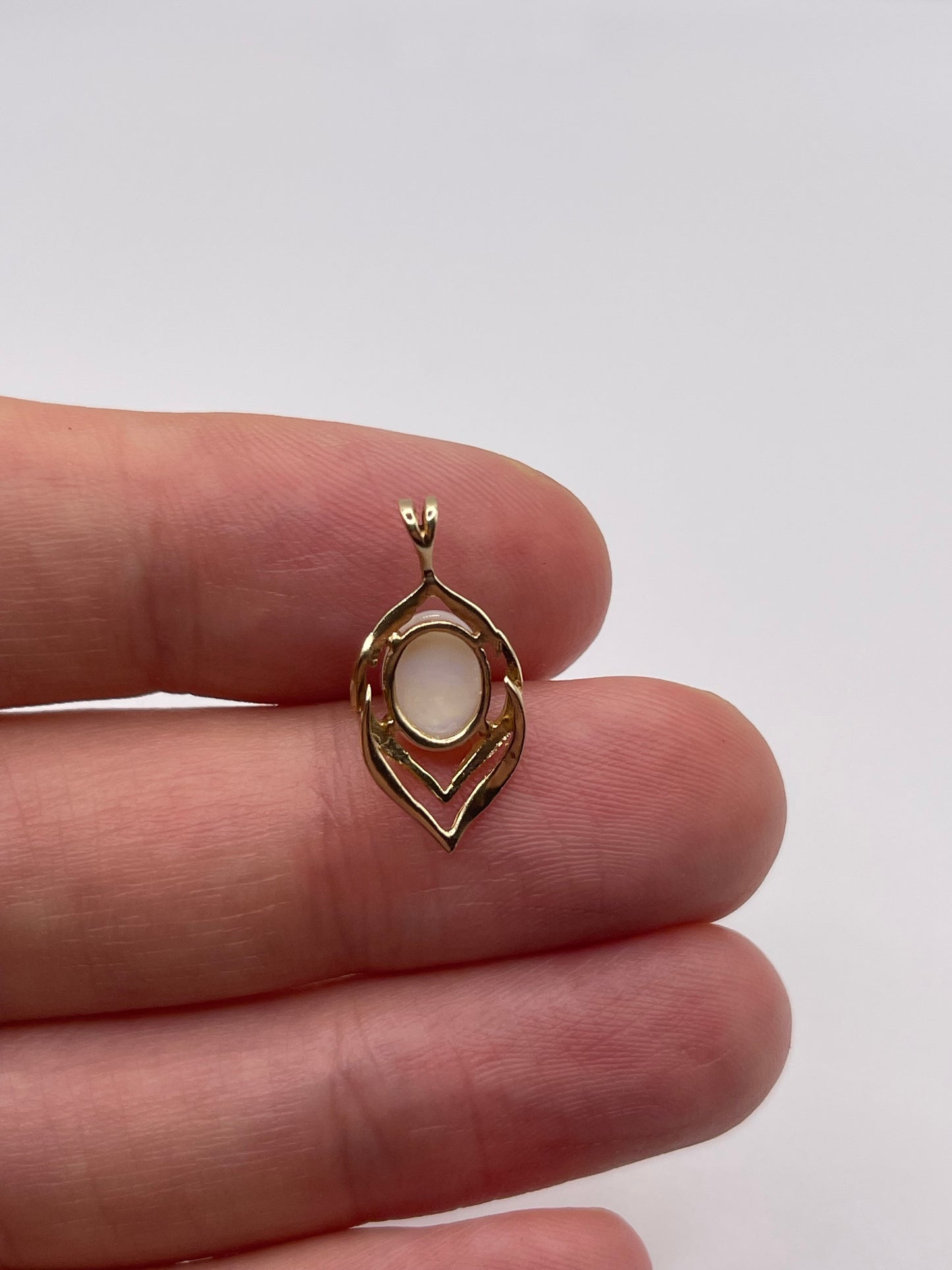 9ct gold opal pendant