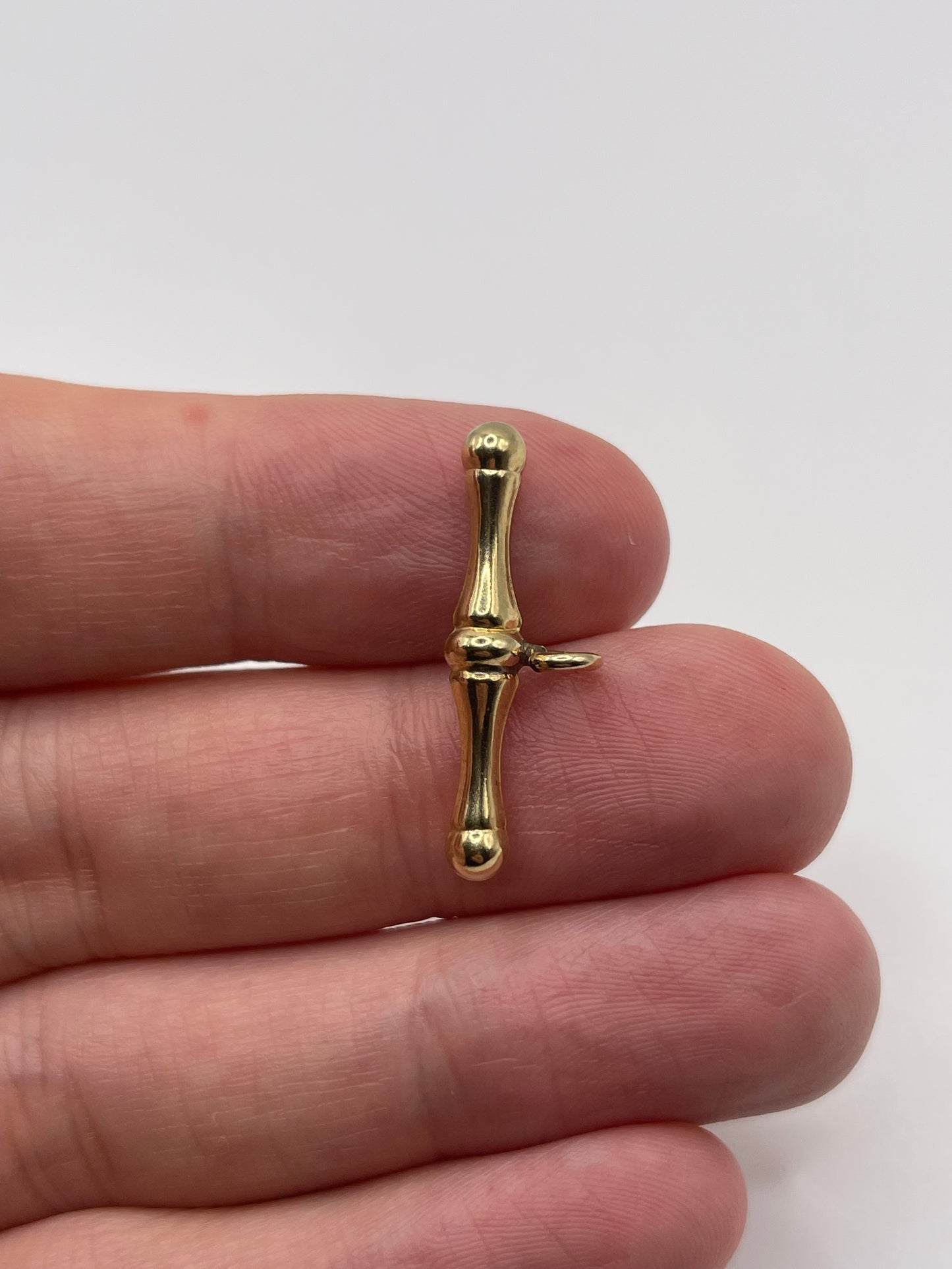 9ct gold T bar pendant