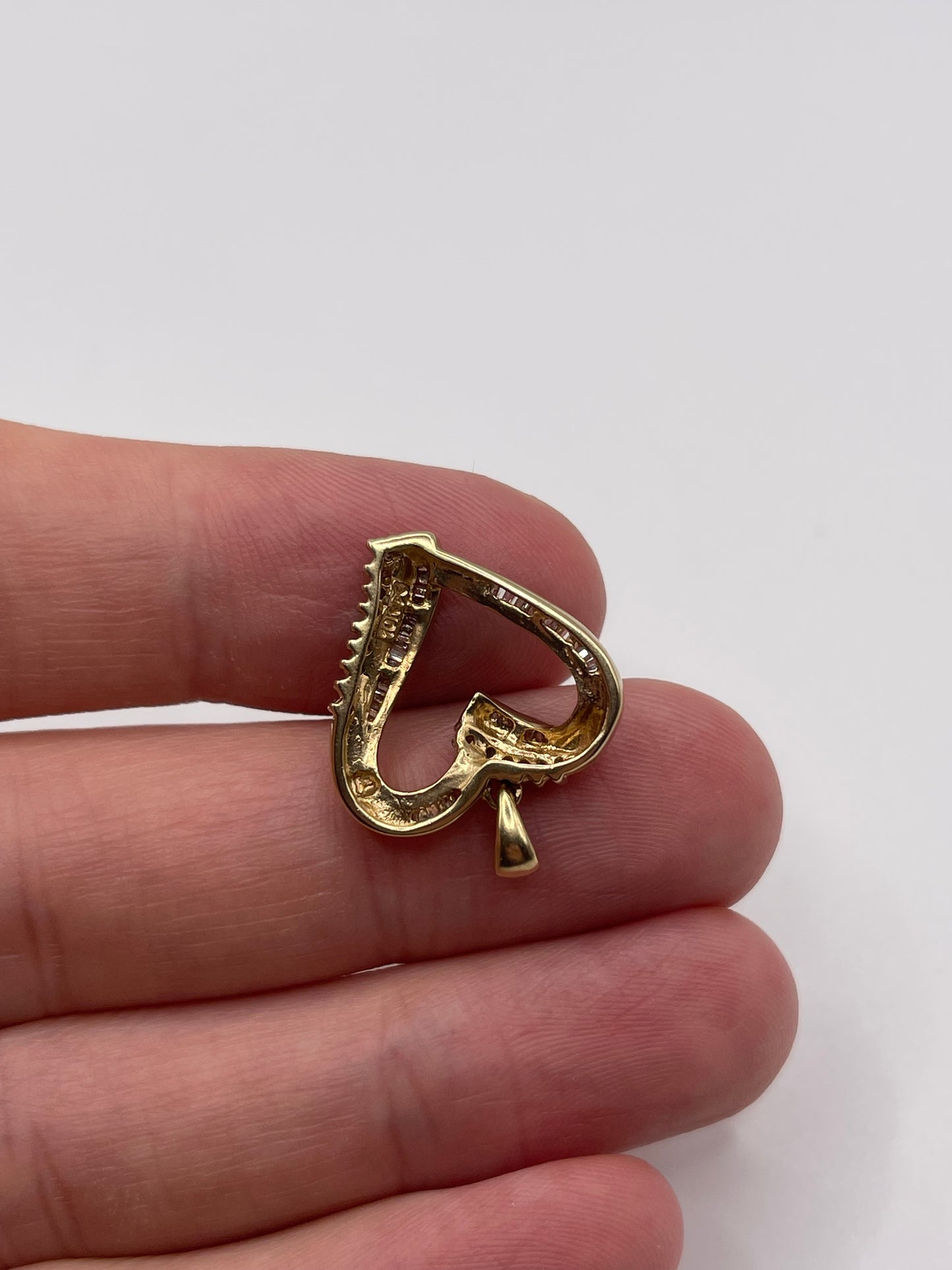9ct gold diamond heart pendant