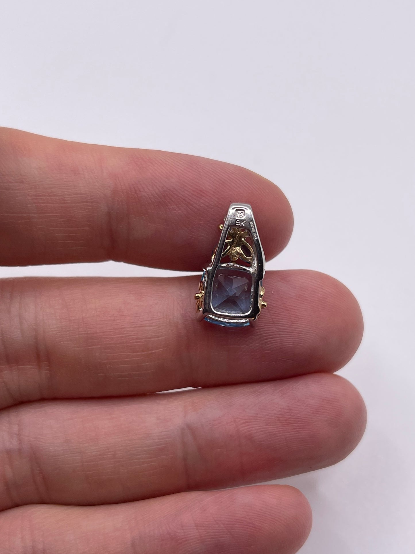 9ct white gold topaz pendant