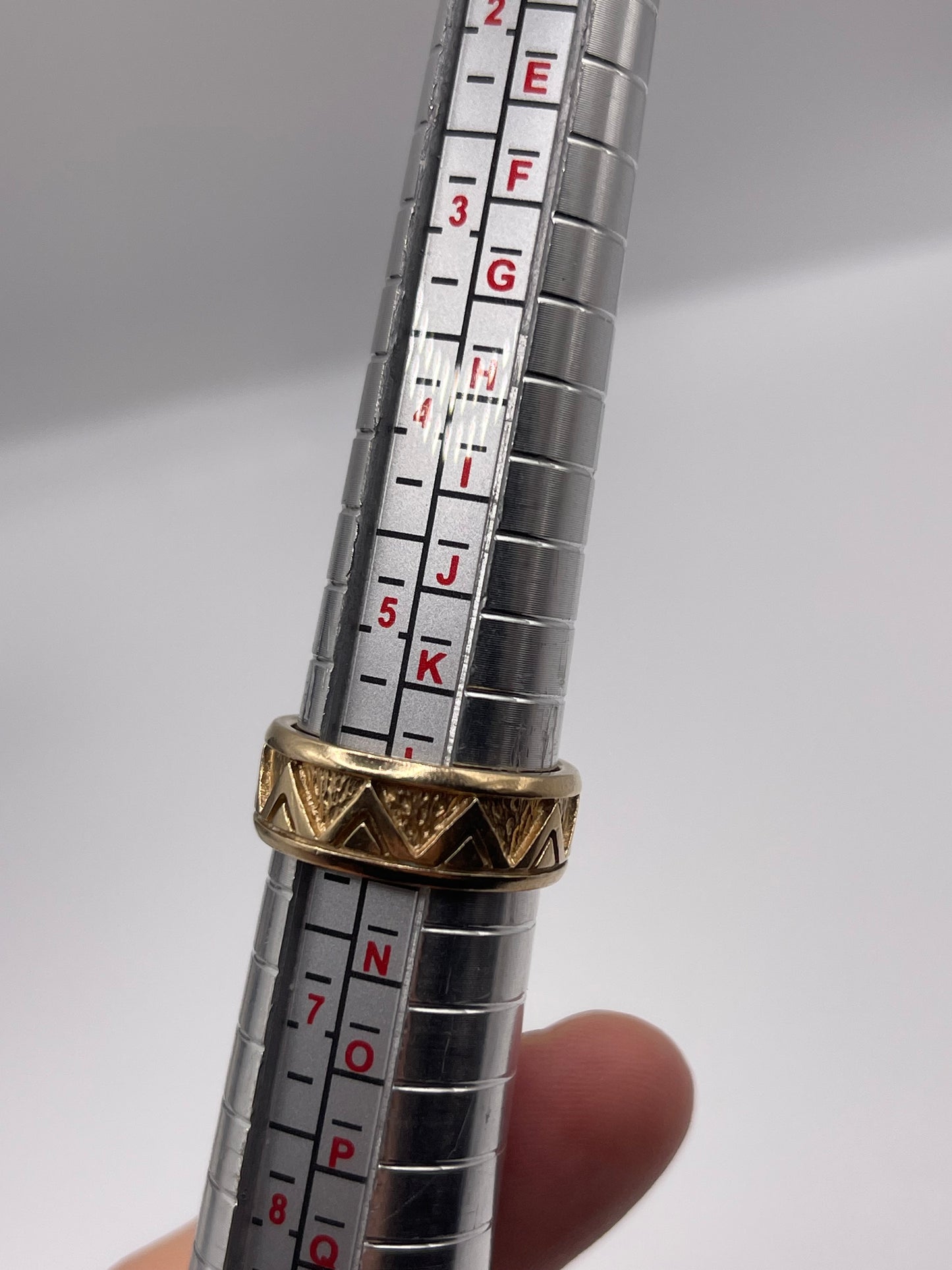 9ct gold patterned band