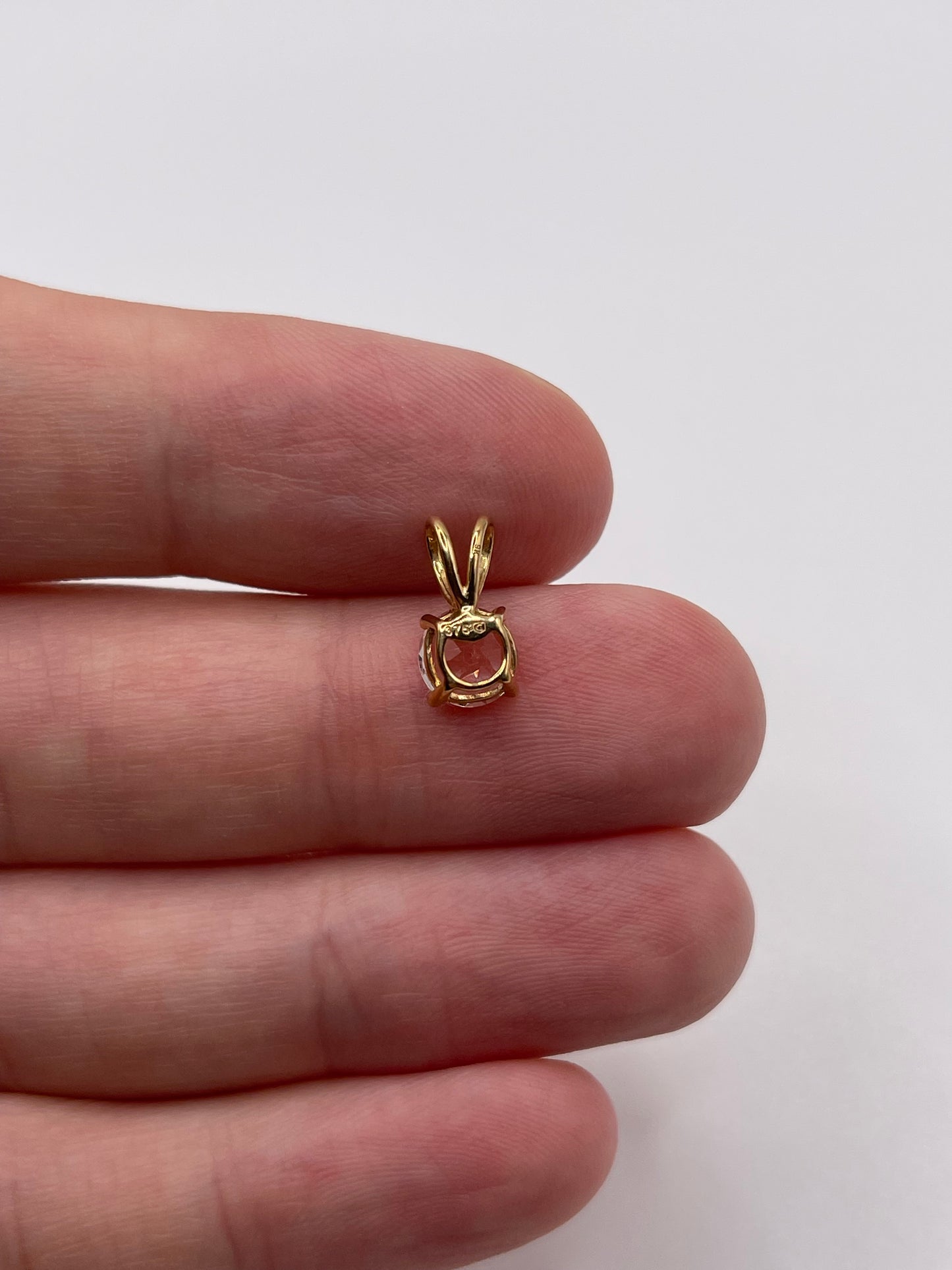 9ct gold white topaz pendant