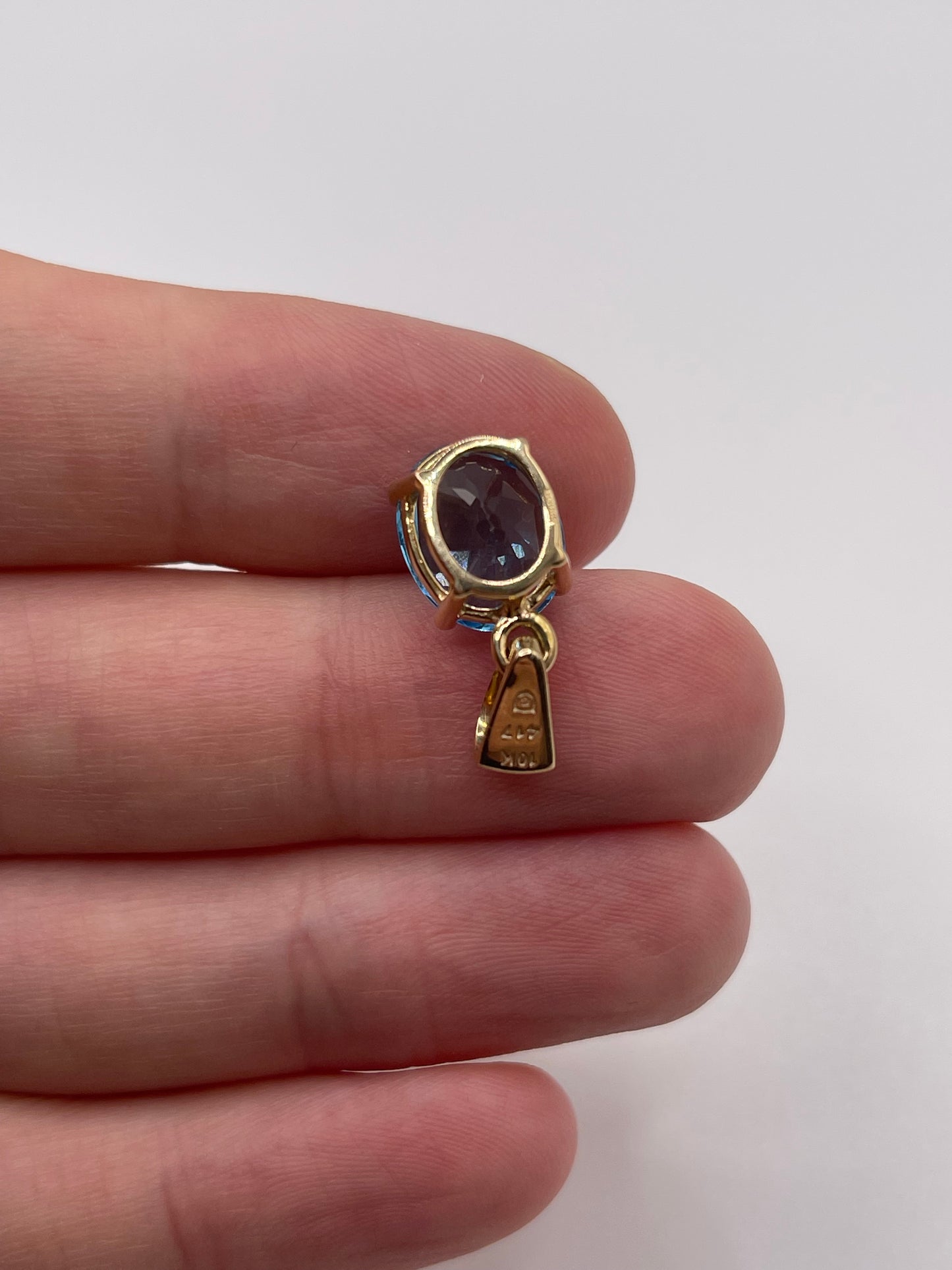 9ct gold blue topaz pendant