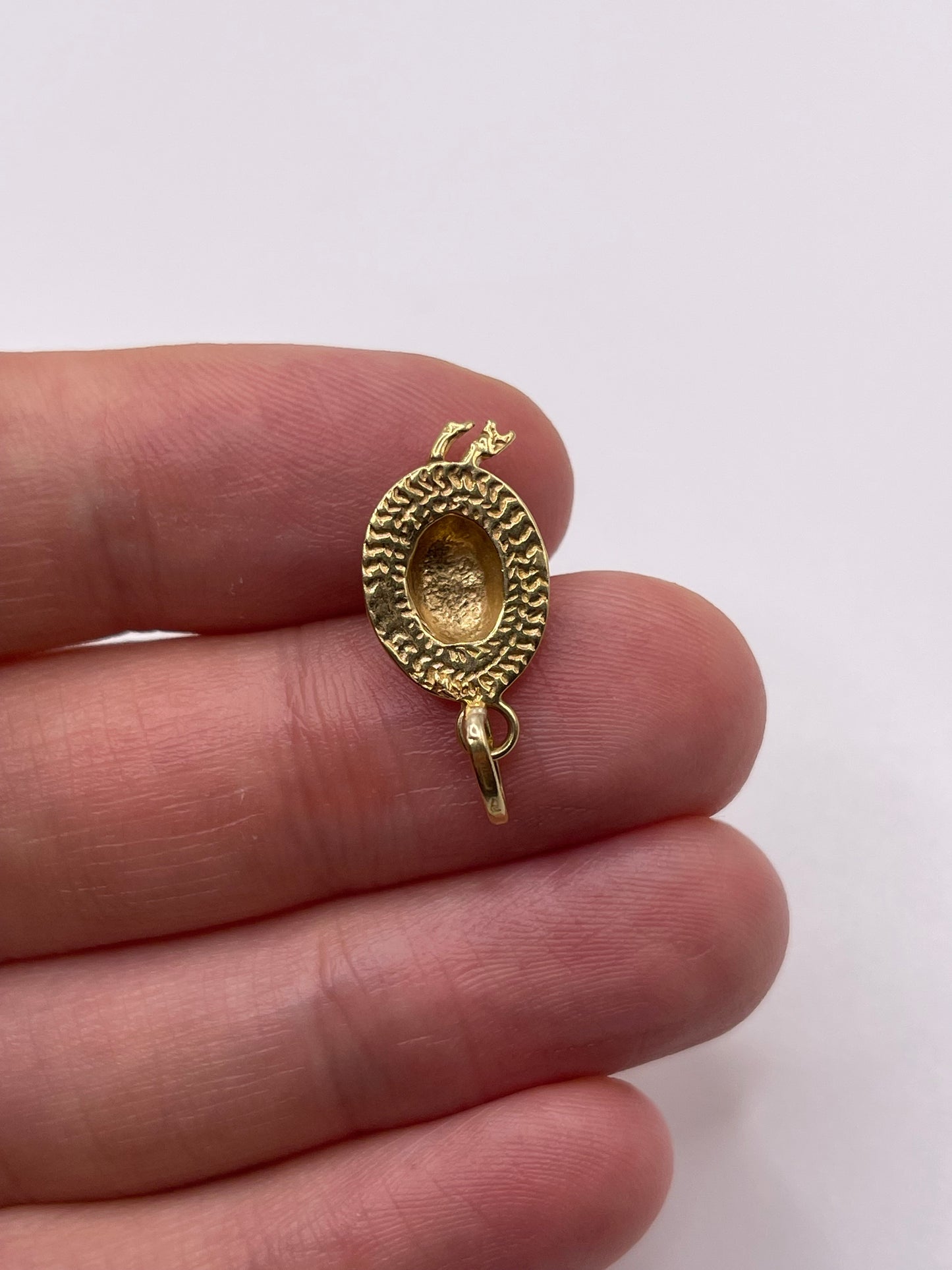 18ct gold hat charm
